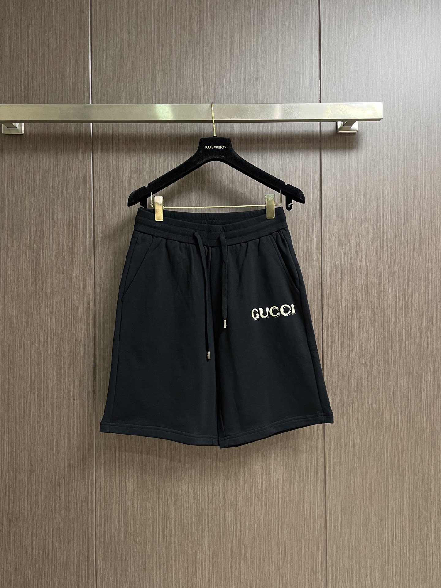 Gucci 字母logo刺绣棉质运动短裤，采用棉为基底编织而成的单面鱼鳞布面料，正面为平滑的针织面，触肤
