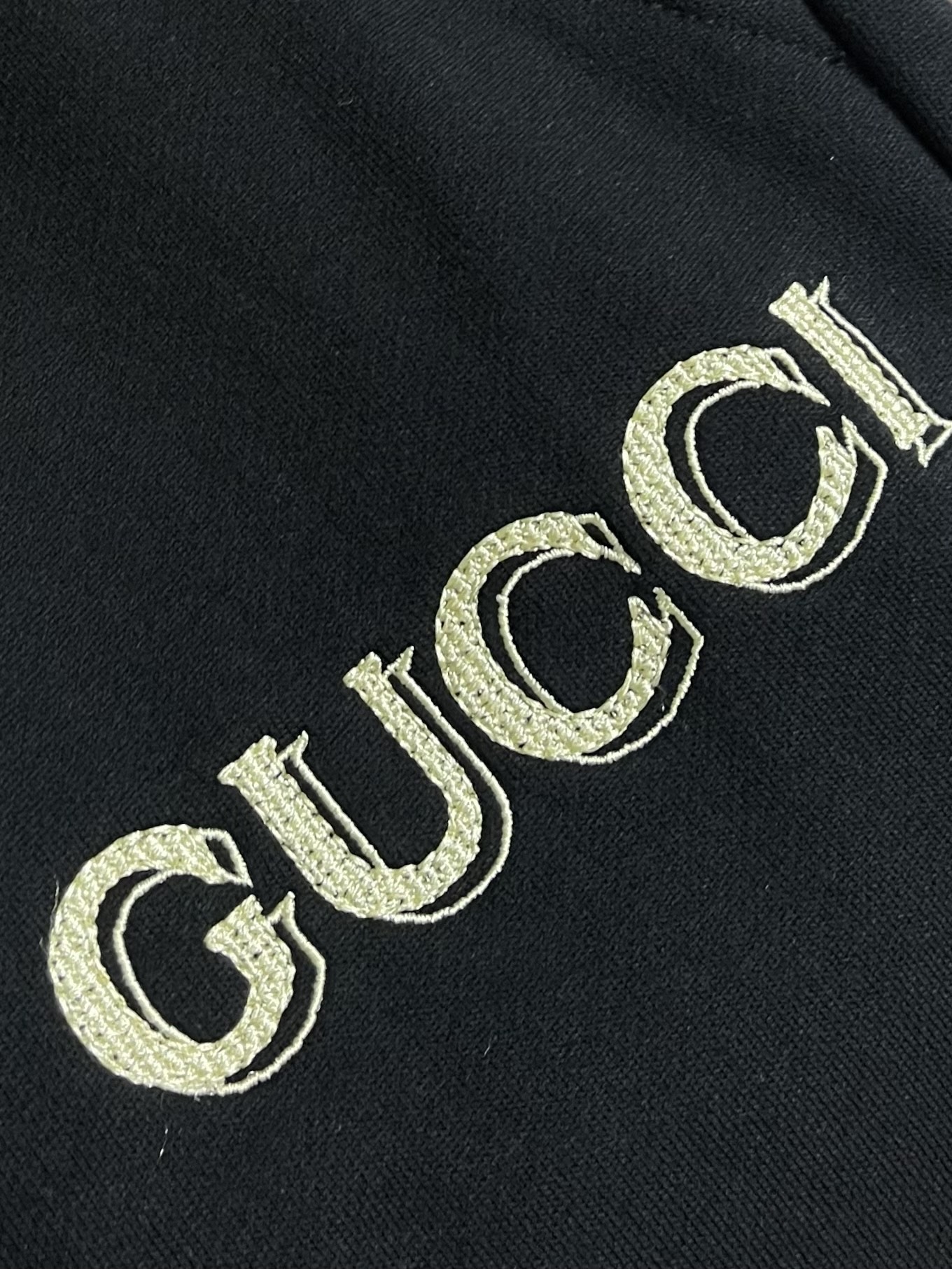 Gucci 字母logo刺绣棉质运动短裤，采用棉为基底编织而成的单面鱼鳞布面料，正面为平滑的针织面，触肤