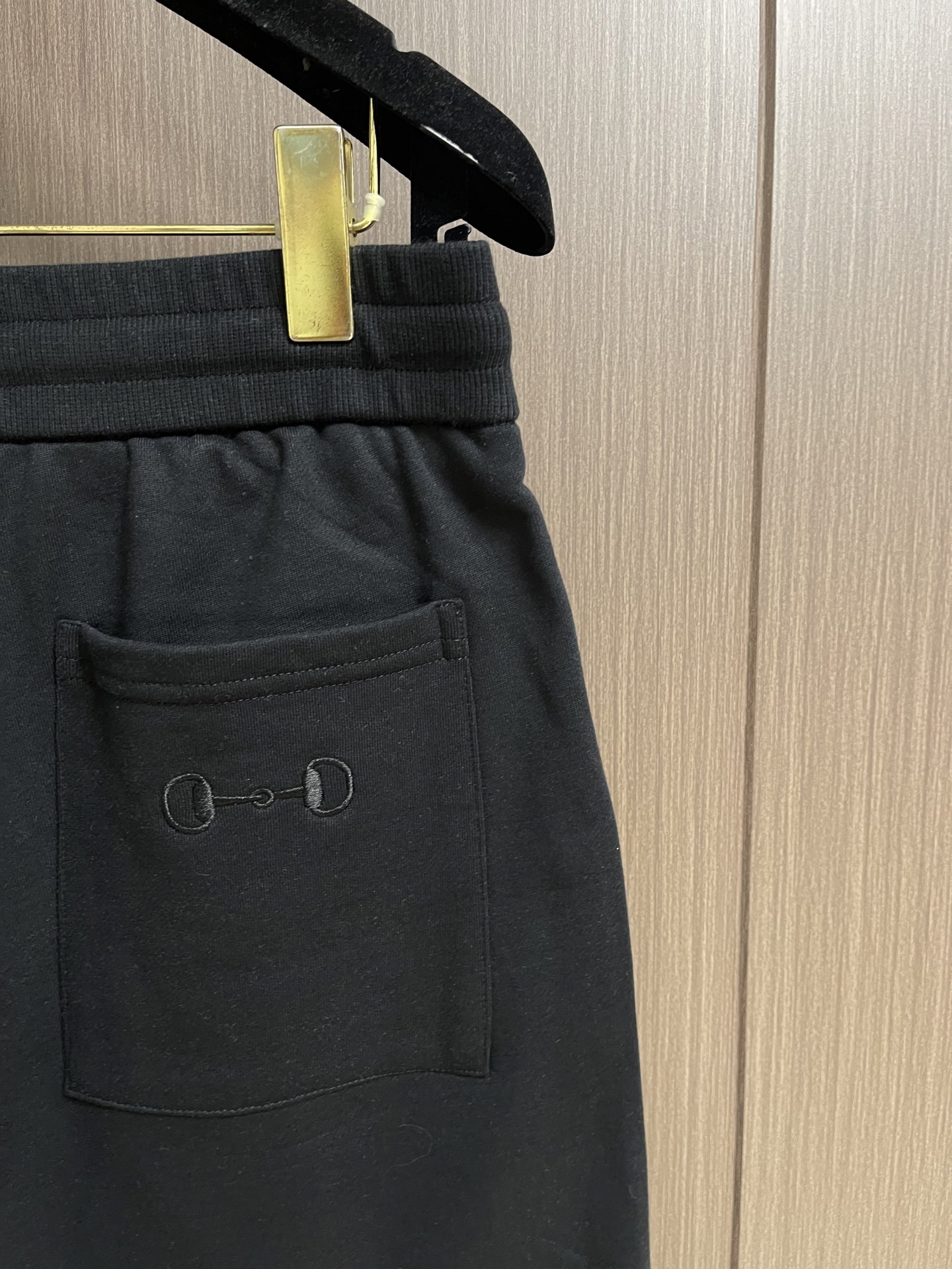 Gucci 字母logo刺绣棉质运动短裤，采用棉为基底编织而成的单面鱼鳞布面料，正面为平滑的针织面，触肤