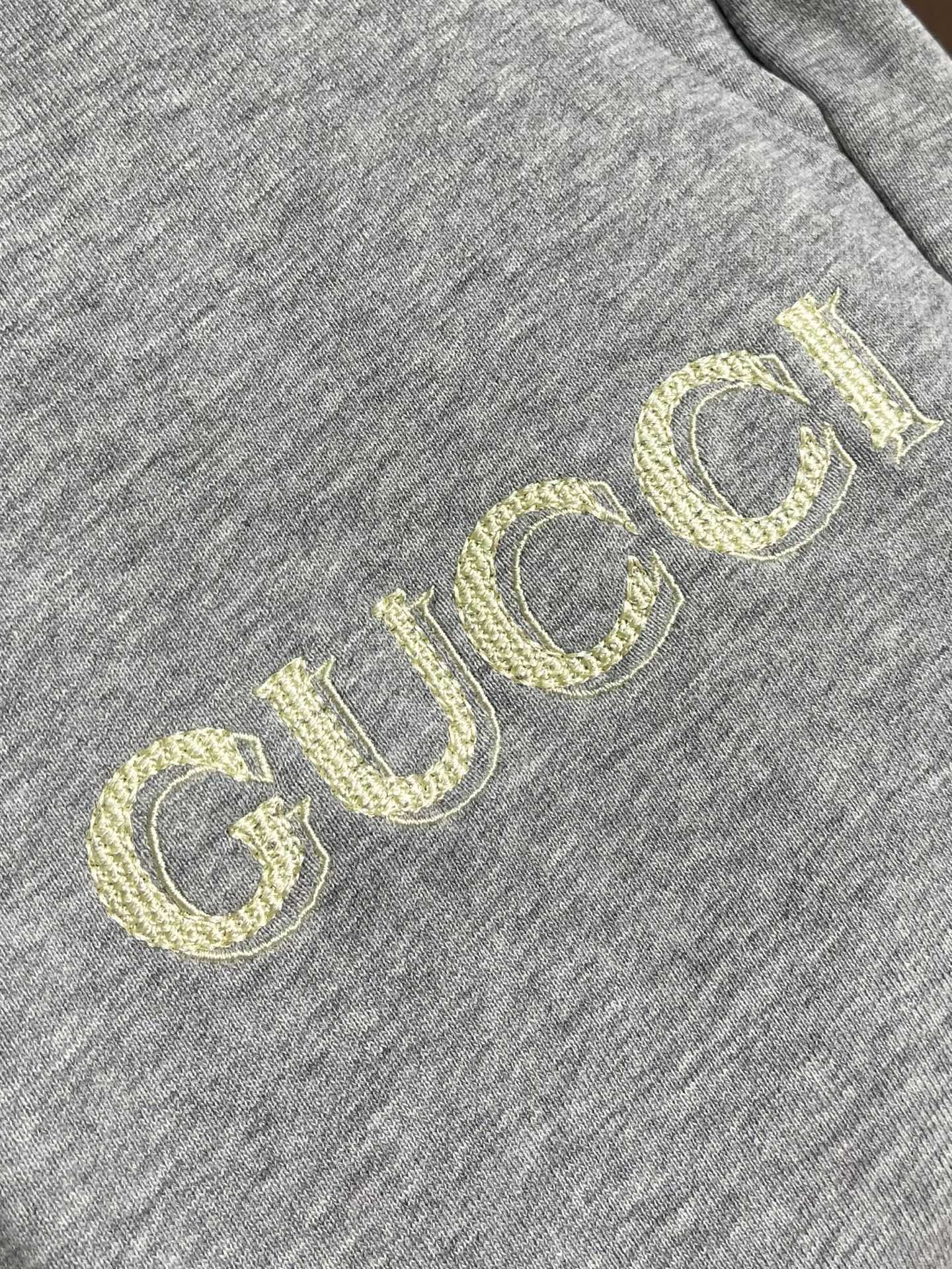 Gucci 字母logo刺绣棉质运动短裤，采用棉为基底编织而成的单面鱼鳞布面料，正面为平滑的针织面，触肤