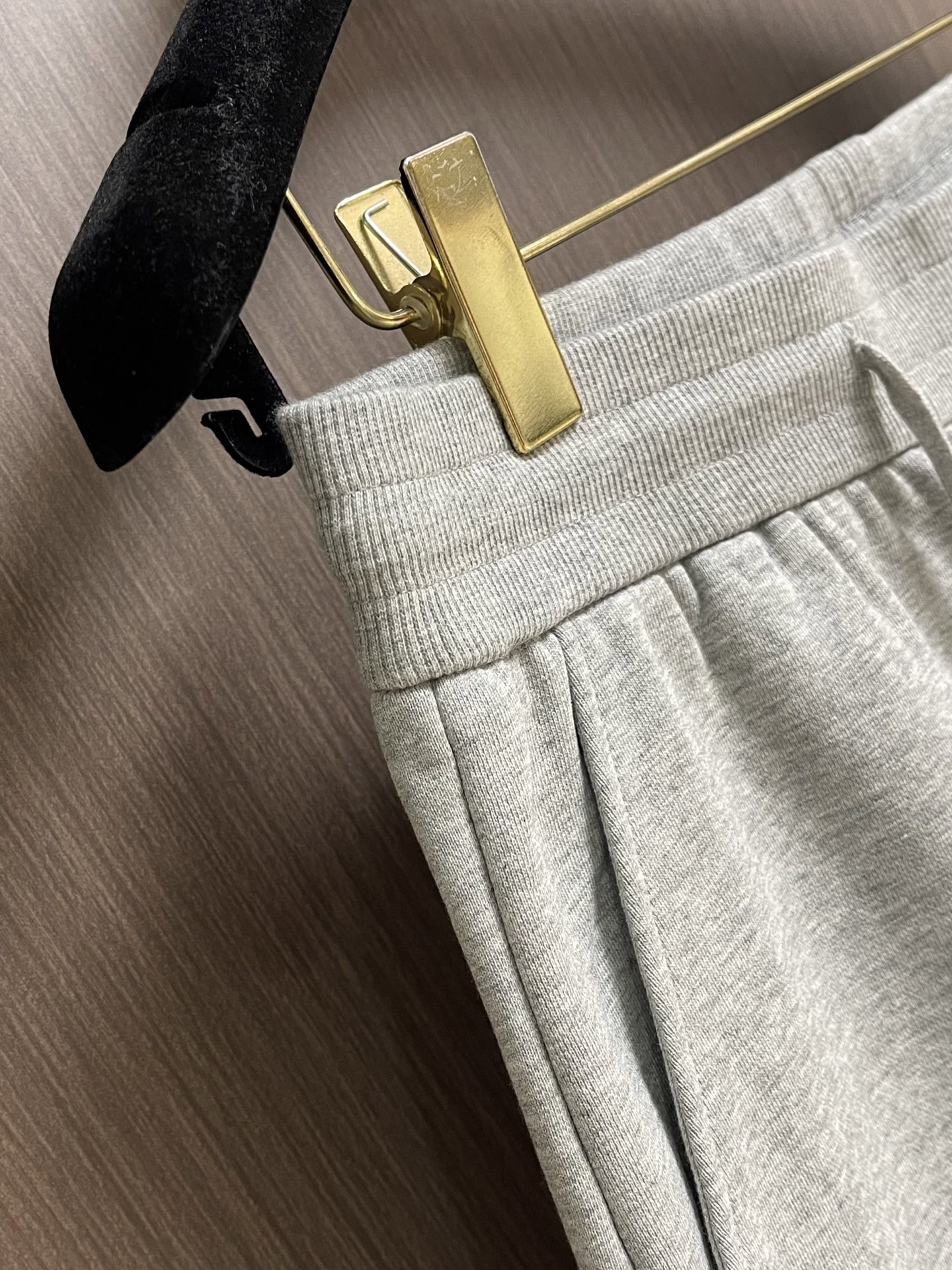 Gucci 字母logo刺绣棉质运动短裤，采用棉为基底编织而成的单面鱼鳞布面料，正面为平滑的针织面，触肤