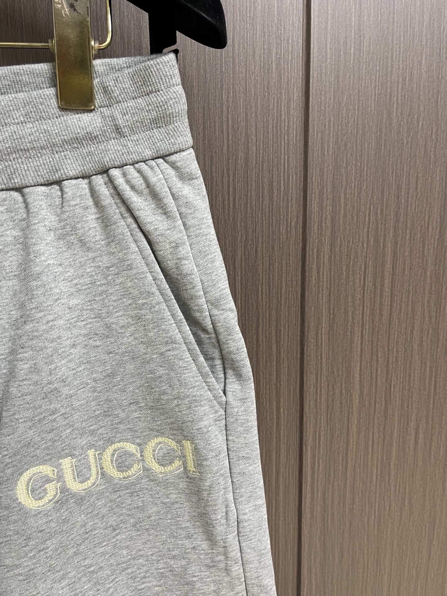 Gucci 字母logo刺绣棉质运动短裤，采用棉为基底编织而成的单面鱼鳞布面料，正面为平滑的针织面，触肤