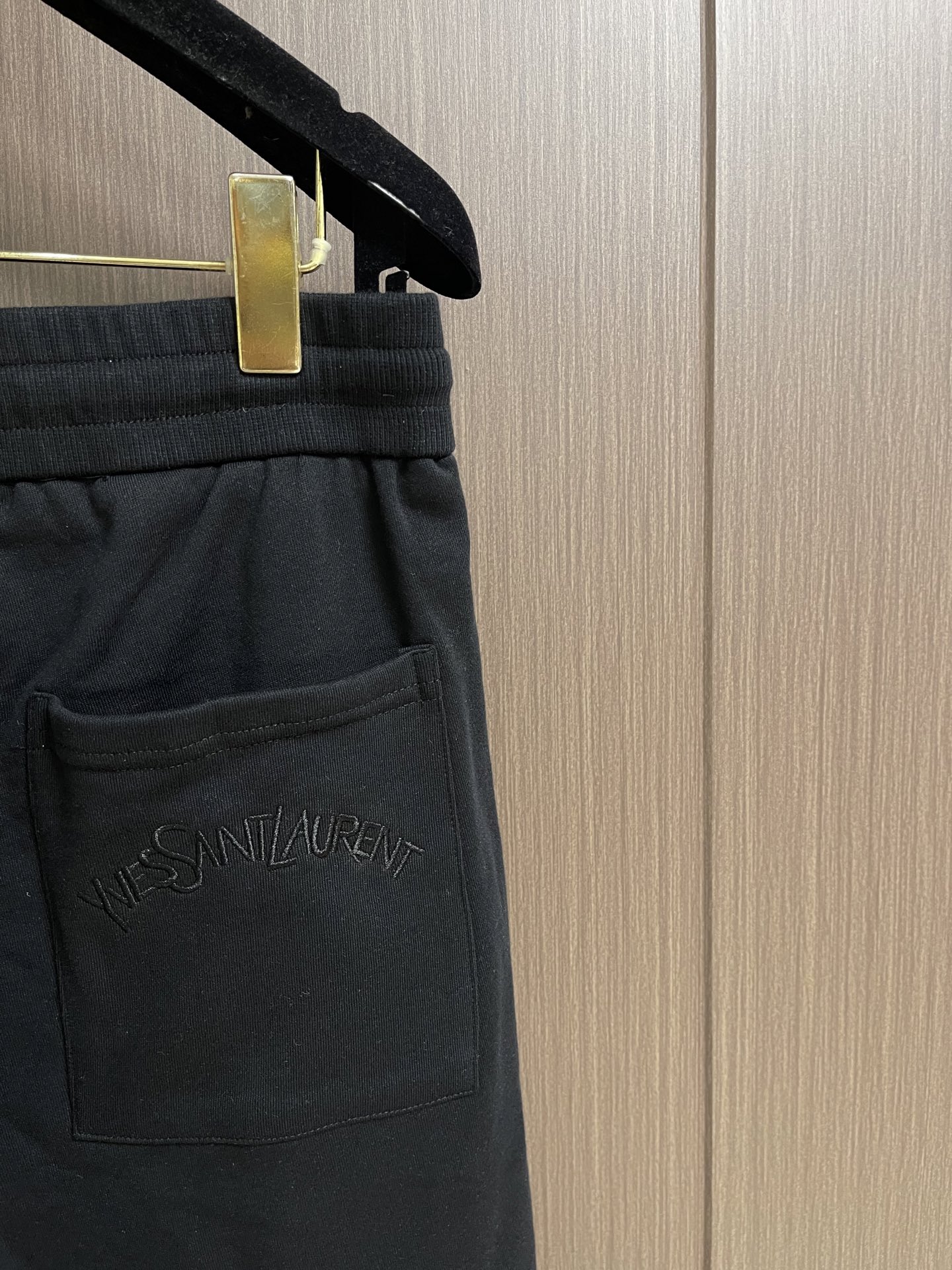 YSL 2026SS夏季男士休闲运动短裤 字母logo精密刺绣搭配高档的罗马精棉布 为夏天带来耳目一新的