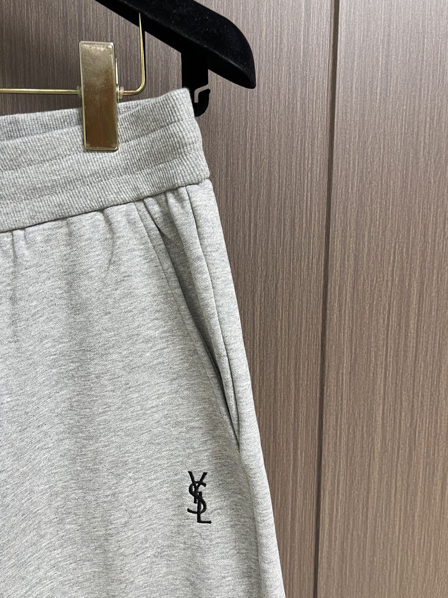 YSL 2026SS夏季男士休闲运动短裤 字母logo精密刺绣搭配高档的罗马精棉布 为夏天带来耳目一新的