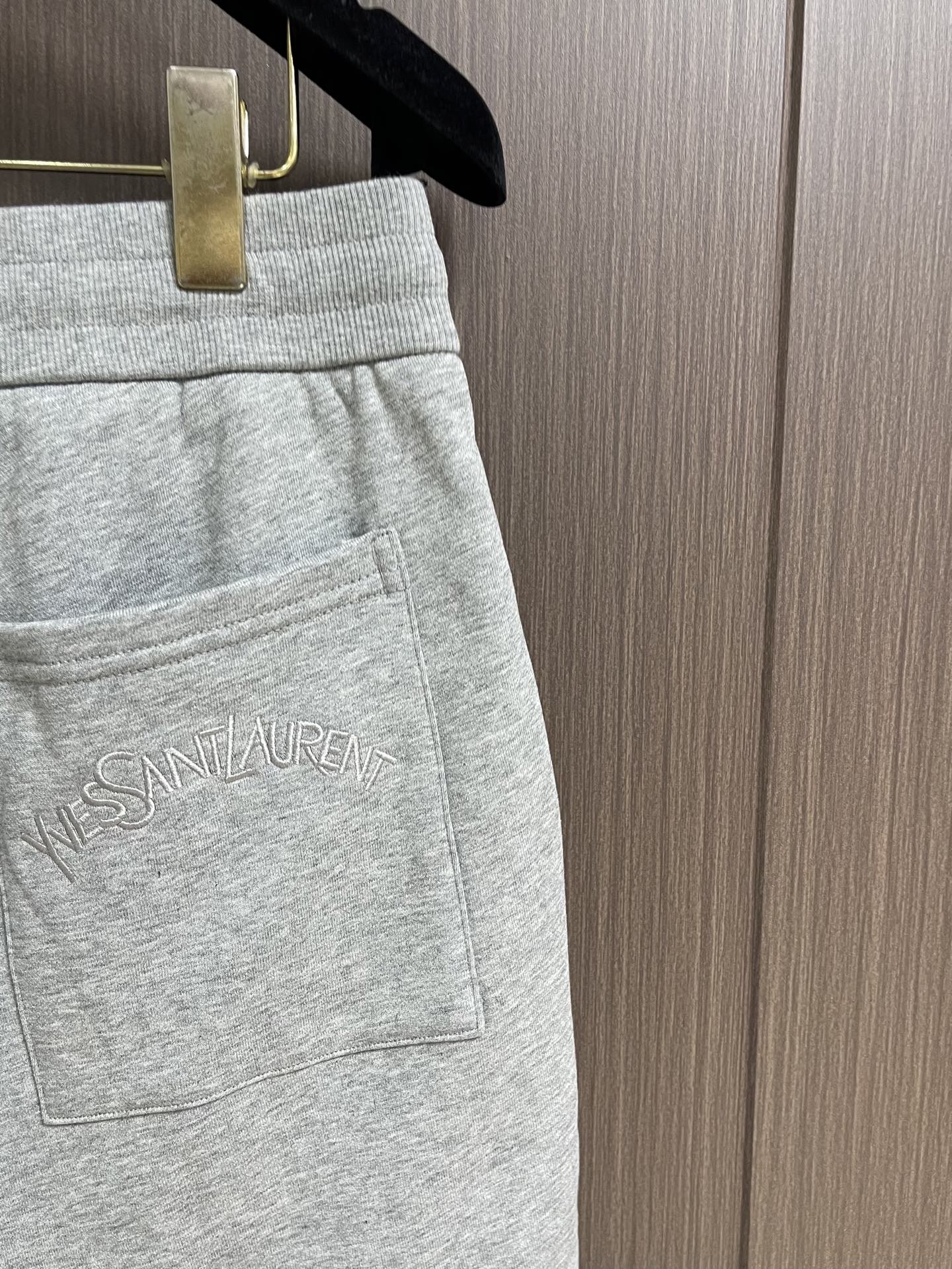 YSL 2026SS夏季男士休闲运动短裤 字母logo精密刺绣搭配高档的罗马精棉布 为夏天带来耳目一新的