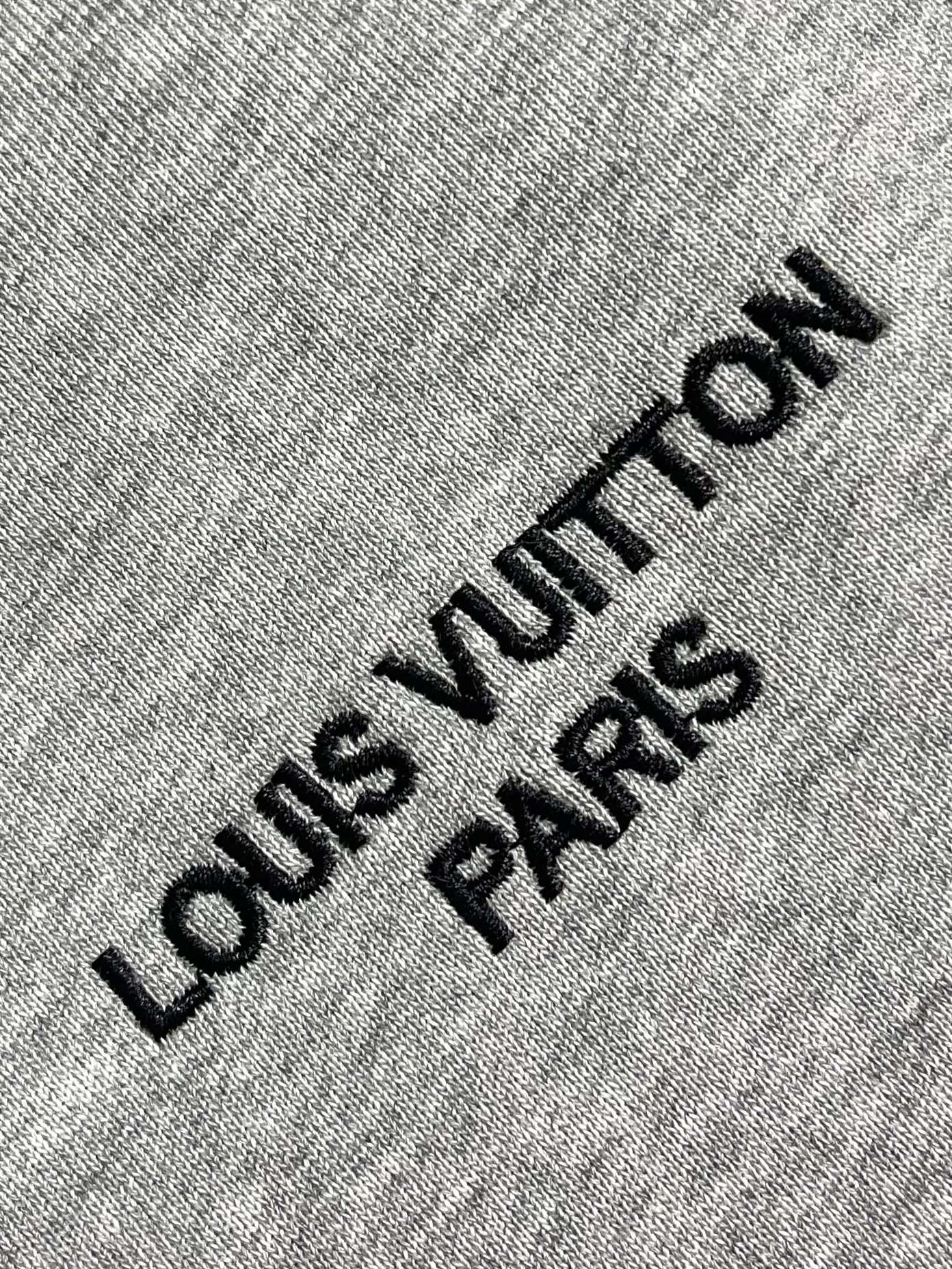 LV 经典刺绣休闲运动短裤，品牌专属高克重精梳针织纯棉面料，经过预缩柔化磨毛工艺处理，手感软糯亲肤细腻，