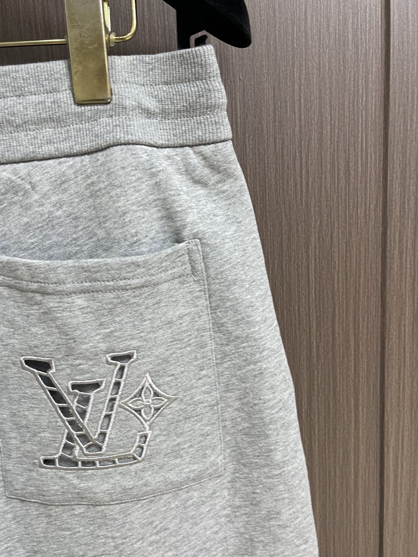 LV 经典刺绣休闲运动短裤，品牌专属高克重精梳针织纯棉面料，经过预缩柔化磨毛工艺处理，手感软糯亲肤细腻，