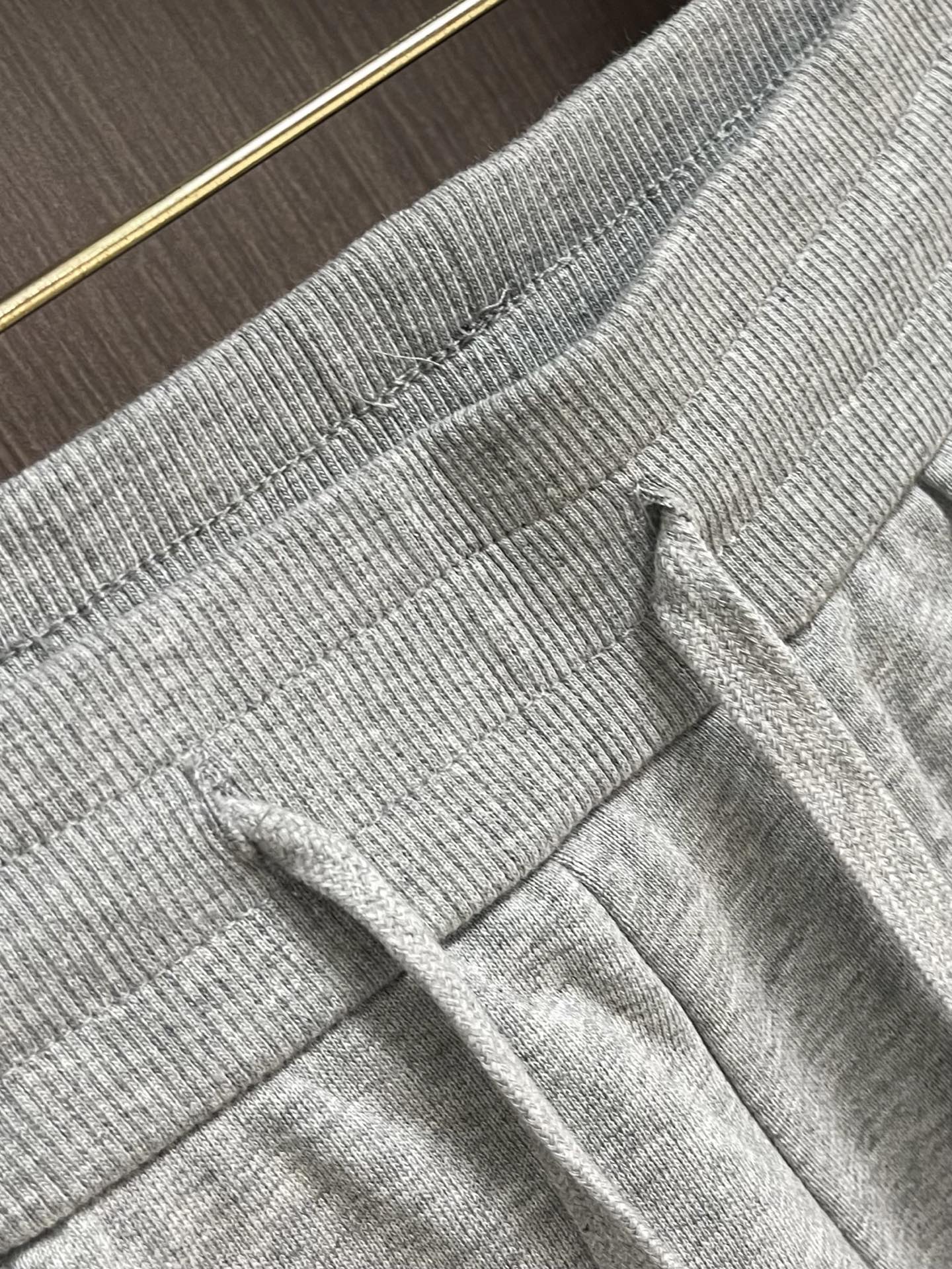 LV 经典刺绣休闲运动短裤，品牌专属高克重精梳针织纯棉面料，经过预缩柔化磨毛工艺处理，手感软糯亲肤细腻，