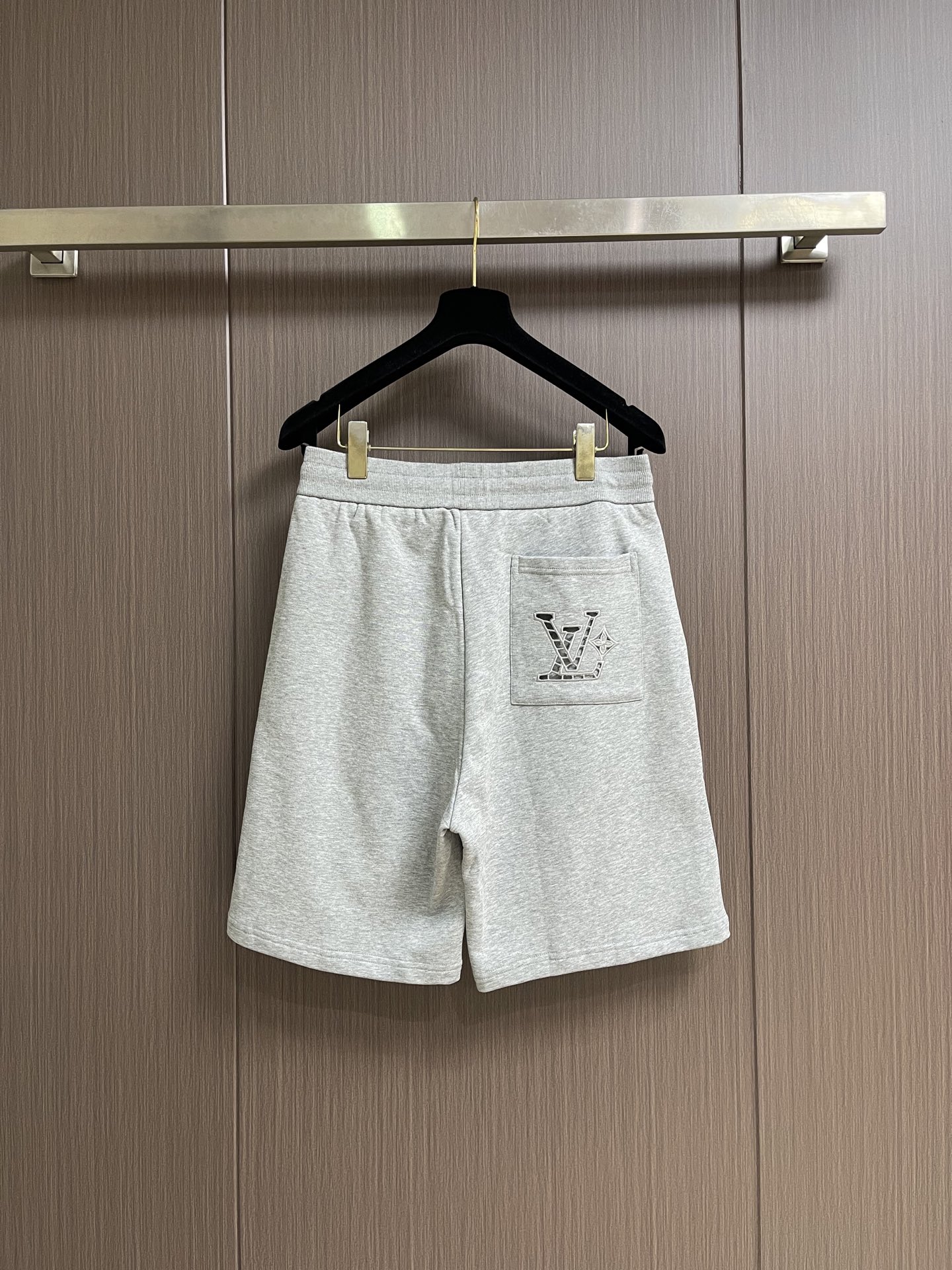 LV 经典刺绣休闲运动短裤，品牌专属高克重精梳针织纯棉面料，经过预缩柔化磨毛工艺处理，手感软糯亲肤细腻，