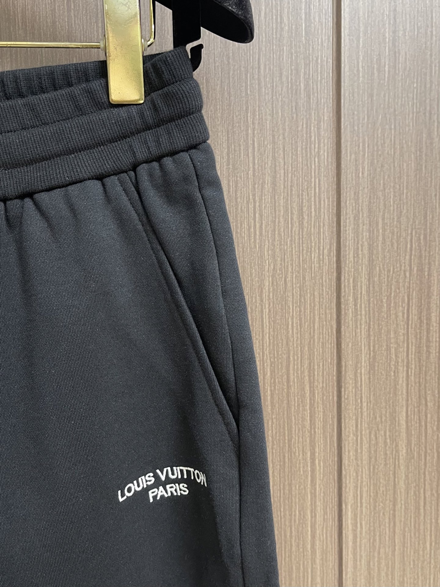 LV 经典刺绣休闲运动短裤，品牌专属高克重精梳针织纯棉面料，经过预缩柔化磨毛工艺处理，手感软糯亲肤细腻，