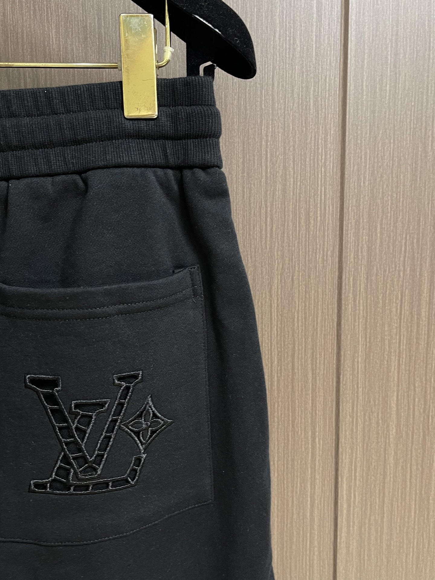 LV 经典刺绣休闲运动短裤，品牌专属高克重精梳针织纯棉面料，经过预缩柔化磨毛工艺处理，手感软糯亲肤细腻，