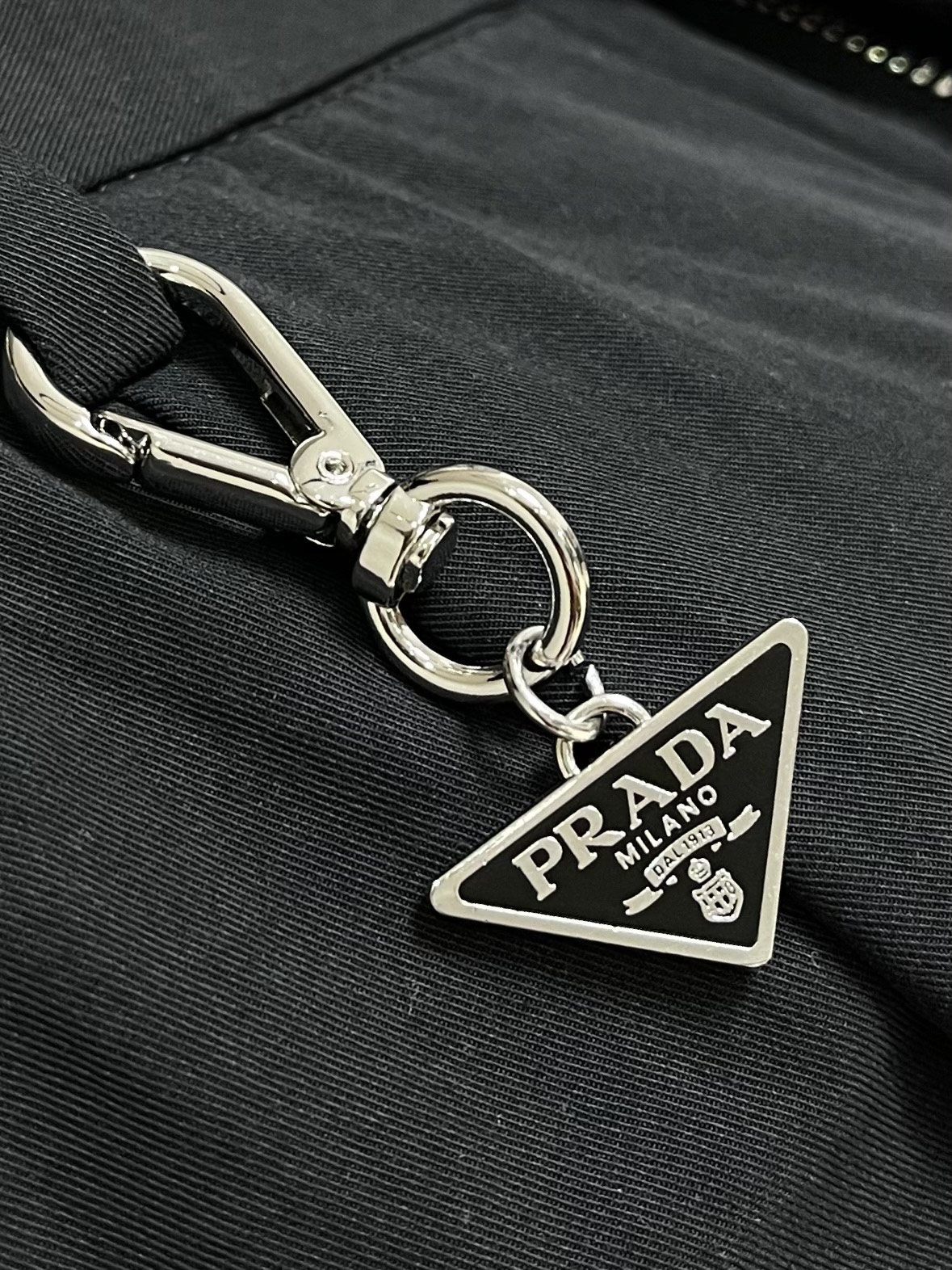 PRADA 2026SS三角标休闲西裤运动裤、定制原版专属面料，面料舒适透气,双侧插口袋设计！一款日常穿