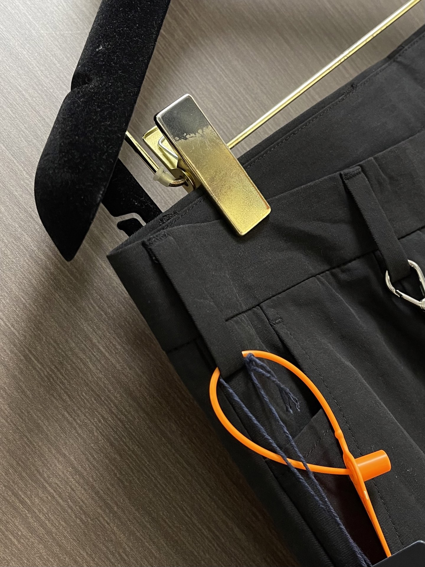 PRADA 2026SS三角标休闲西裤运动裤、定制原版专属面料，面料舒适透气,双侧插口袋设计！一款日常穿