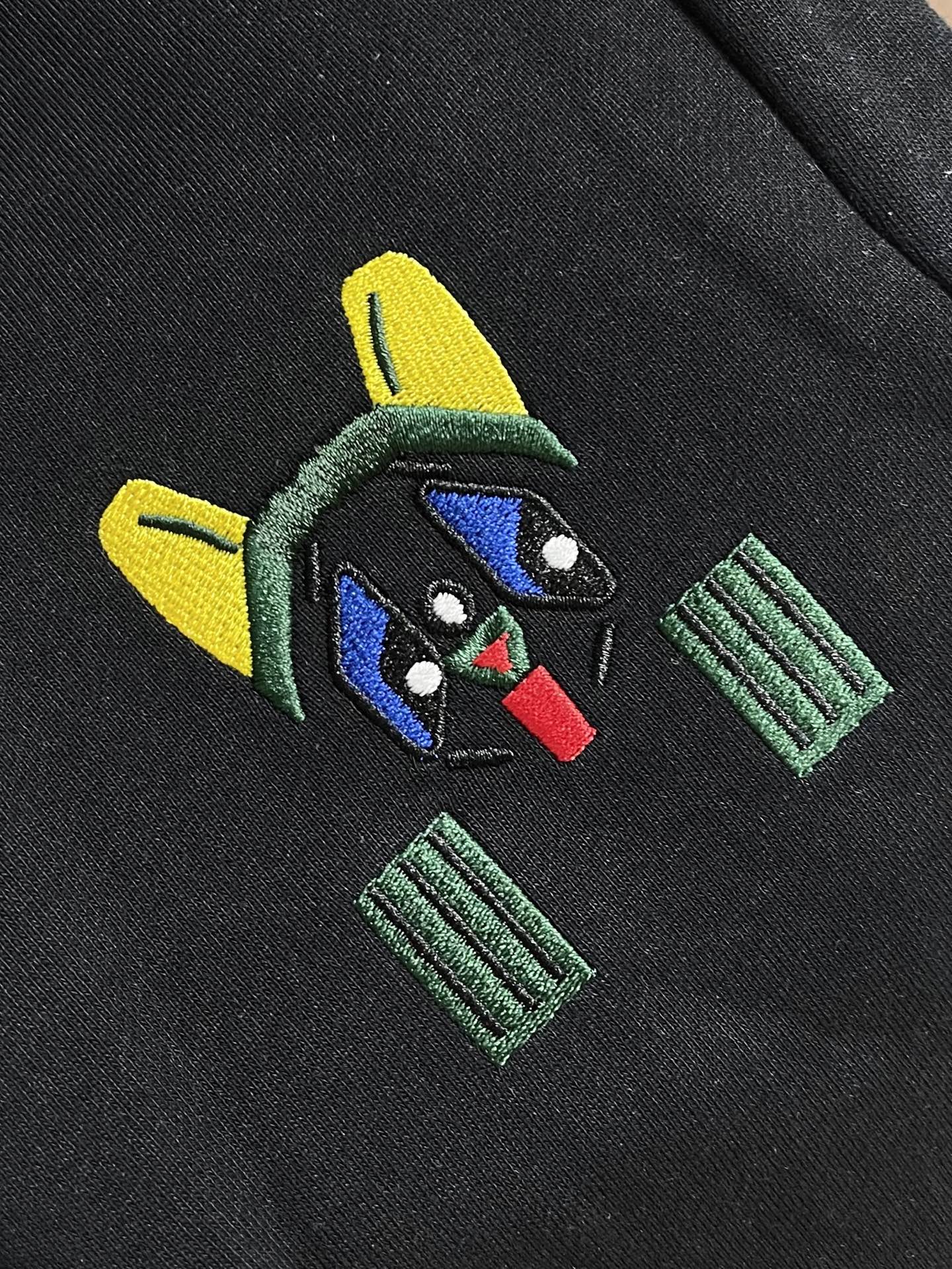 Loewe 卡通刺绣运动短裤，采用科技平纹针织面料，带有弹性抽绳裤腰，饰有对比色条纹和对比色刺绣，男女同