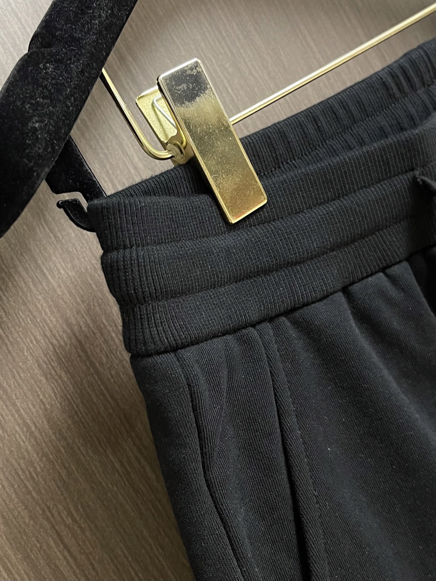 Loewe 卡通刺绣运动短裤，采用科技平纹针织面料，带有弹性抽绳裤腰，饰有对比色条纹和对比色刺绣，男女同