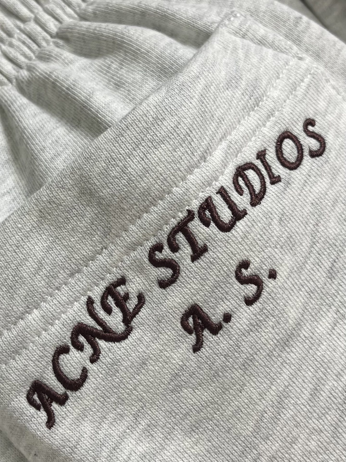 Acne Studios 刺绣徽标运动裤，定制雾境奢柔有机棉 奢润垂顺 云柔亲肤 一抹雾感麻灰 于极简中