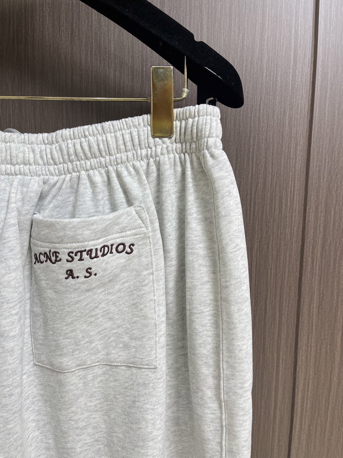 Acne Studios 刺绣徽标运动裤，定制雾境奢柔有机棉 奢润垂顺 云柔亲肤 一抹雾感麻灰 于极简中