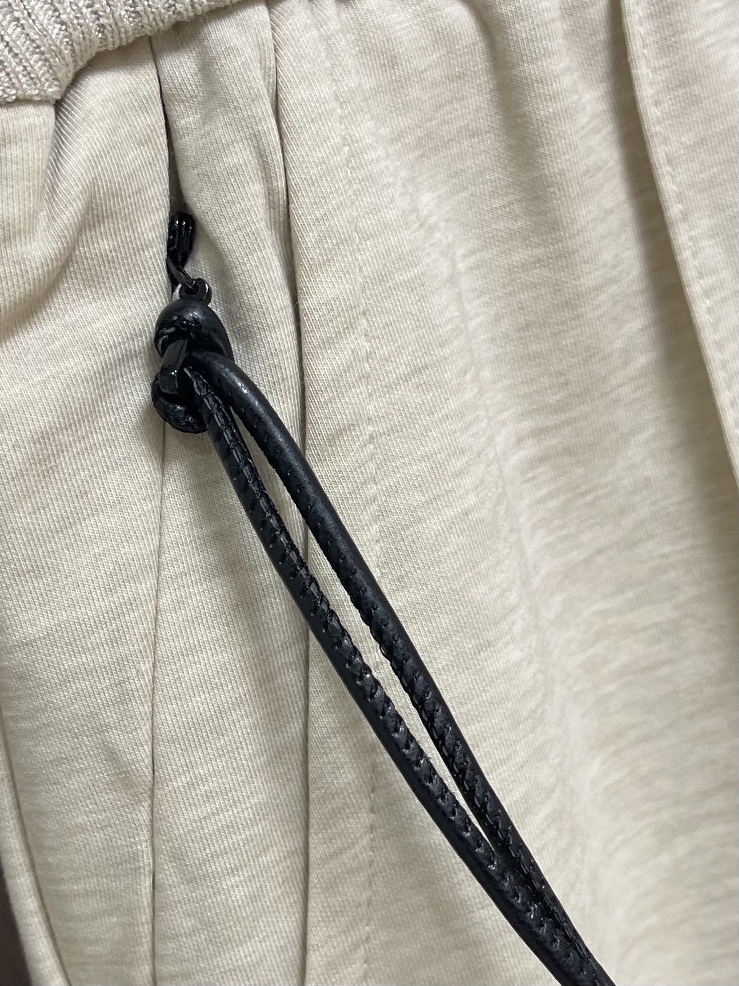 Zegna 杰尼亚休闲短裤，质感亲肤又舒爽，拉绳头等细节，做工精细完美百搭任何上衣，上身就很帅气！尺码：