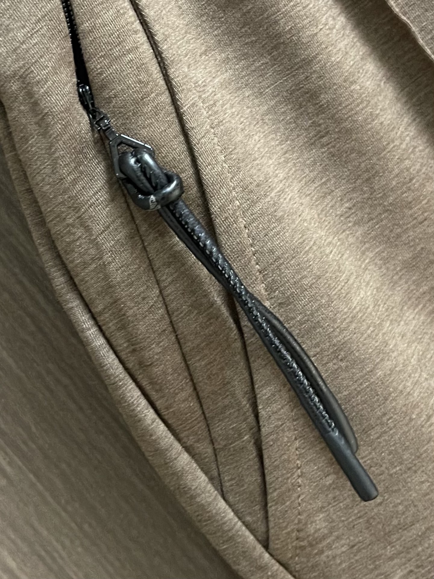 Zegna 杰尼亚休闲短裤，质感亲肤又舒爽，拉绳头等细节，做工精细完美百搭任何上衣，上身就很帅气！尺码：