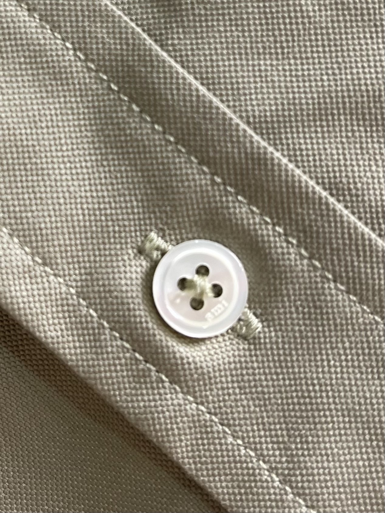 Ami  爱心刺绣口袋衬衫，定制臻品柔韧牛津棉布，黑色的丝线以爱心刺绣在胸前上翩翩起舞，低调且有力，以口
