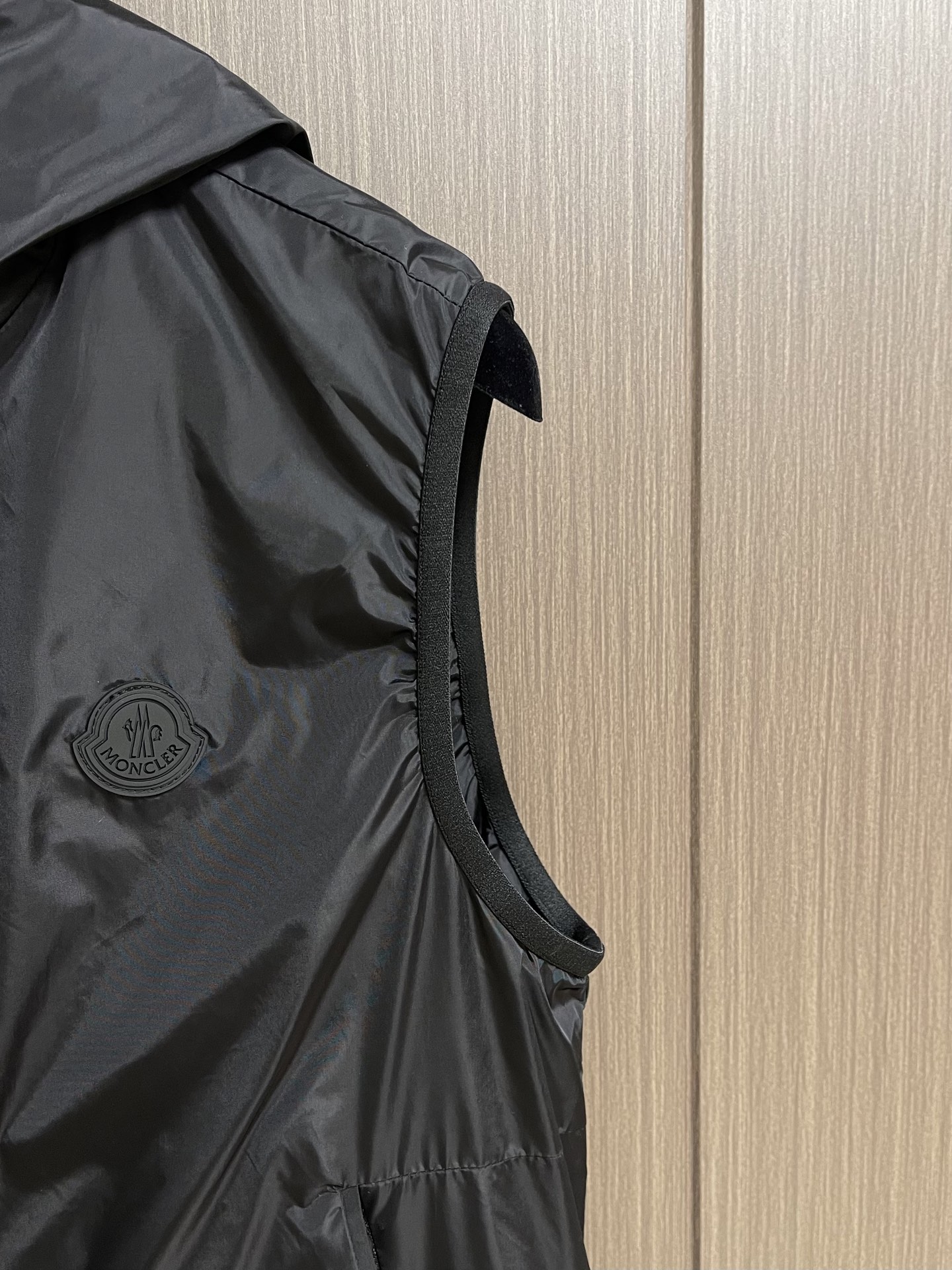 Moncler  2026SS春夏新品轻量连帽机能马甲，定制锦纶防泼水面料，轻薄轻量化上身零负担，防风防