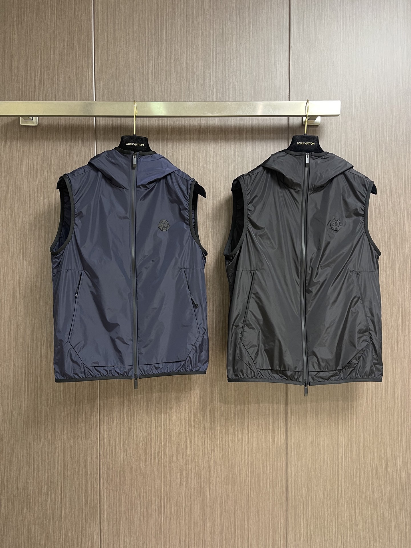 Moncler  2026SS春夏新品轻量连帽机能马甲，定制锦纶防泼水面料，轻薄轻量化上身零负担，防风防