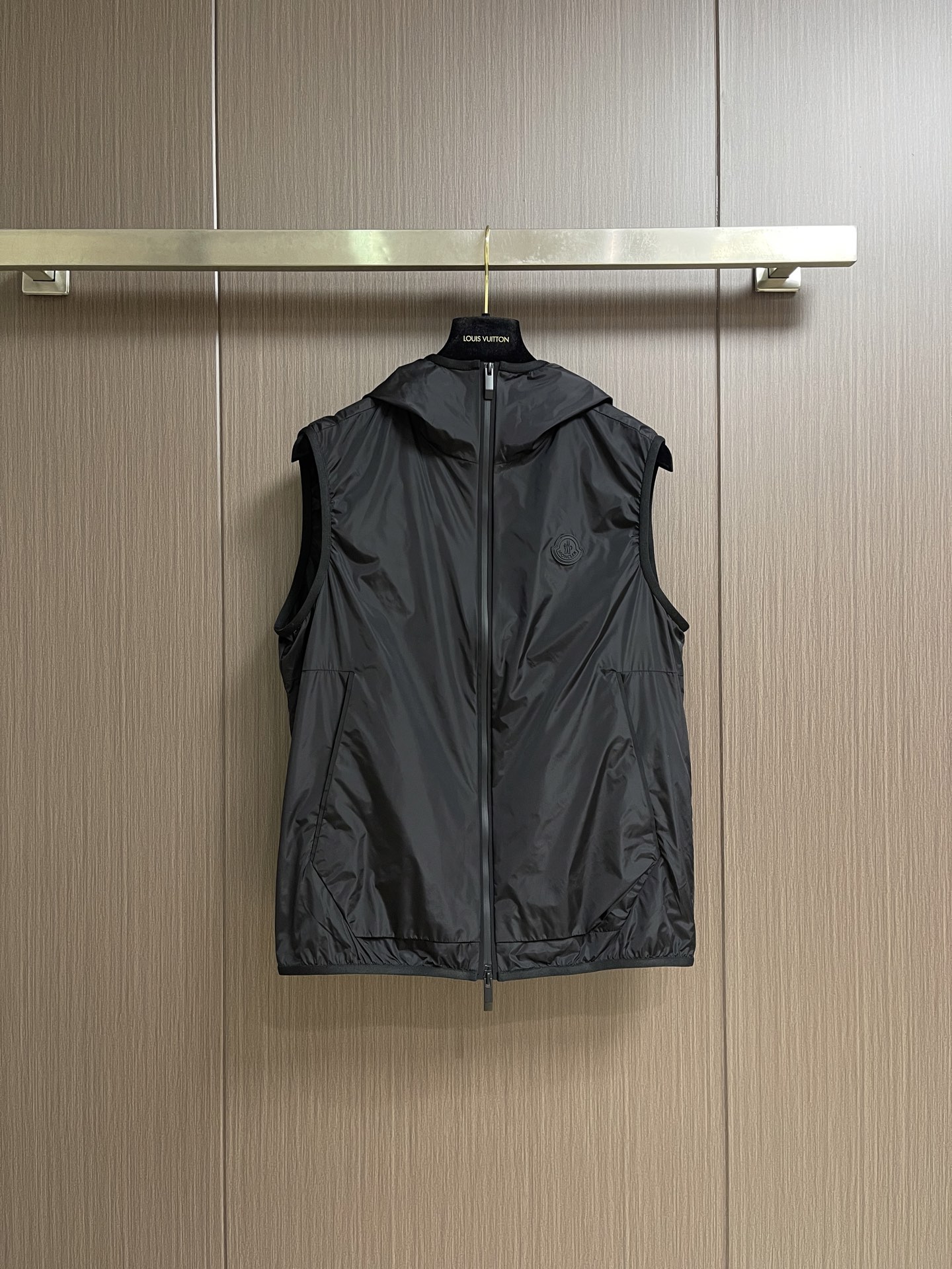 Moncler  2026SS春夏新品轻量连帽机能马甲，定制锦纶防泼水面料，轻薄轻量化上身零负担，防风防