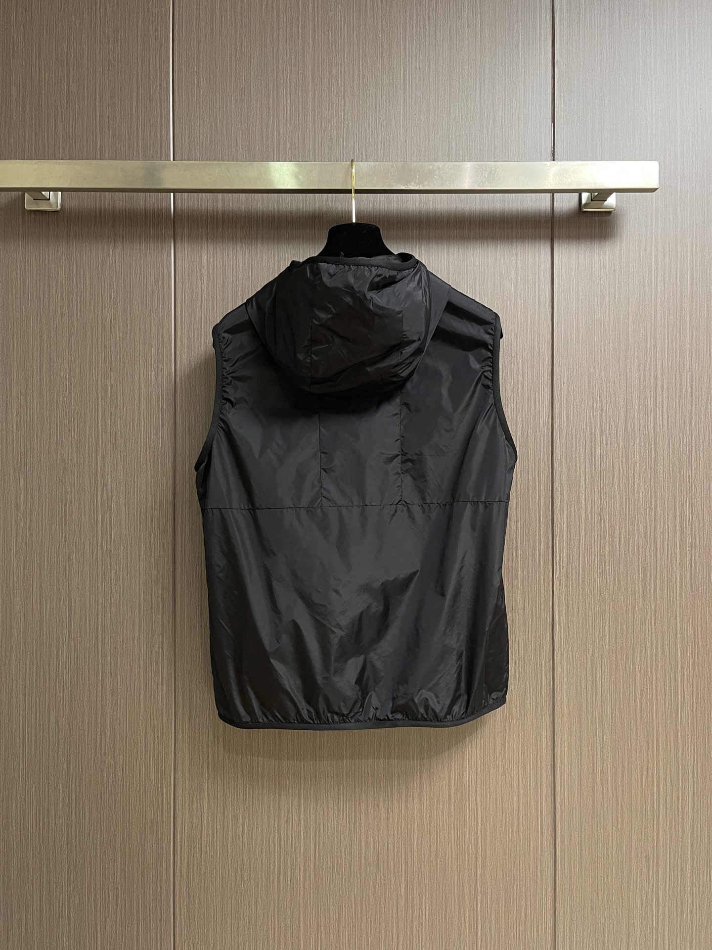 Moncler  2026SS春夏新品轻量连帽机能马甲，定制锦纶防泼水面料，轻薄轻量化上身零负担，防风防
