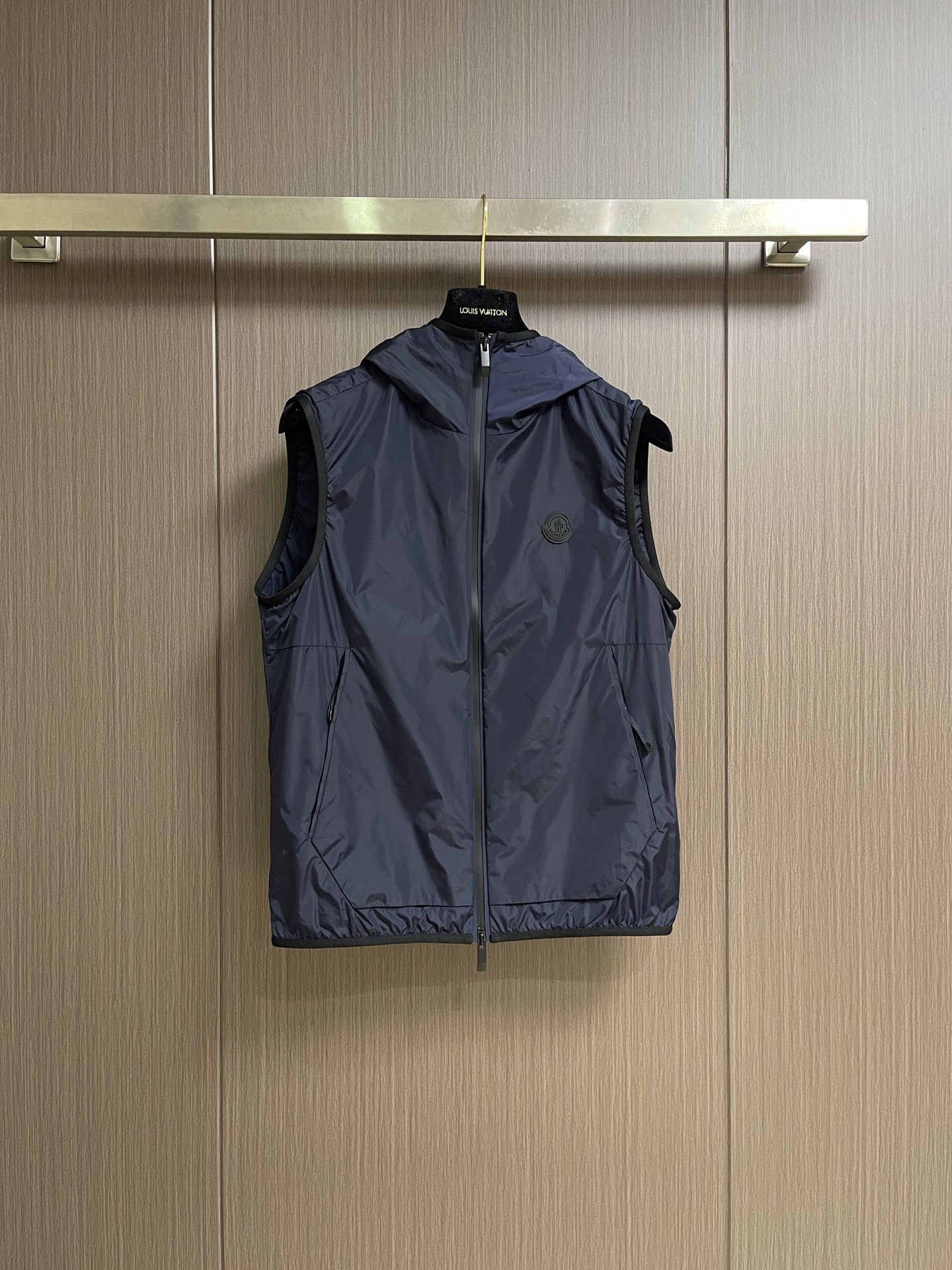 Moncler  2026SS春夏新品轻量连帽机能马甲，定制锦纶防泼水面料，轻薄轻量化上身零负担，防风防