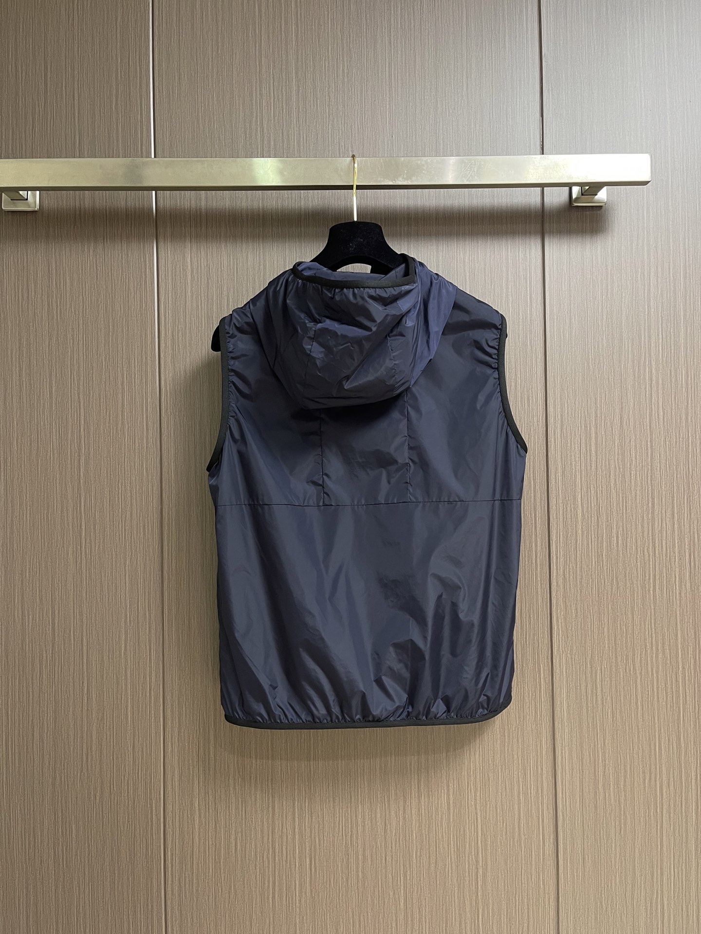 Moncler  2026SS春夏新品轻量连帽机能马甲，定制锦纶防泼水面料，轻薄轻量化上身零负担，防风防