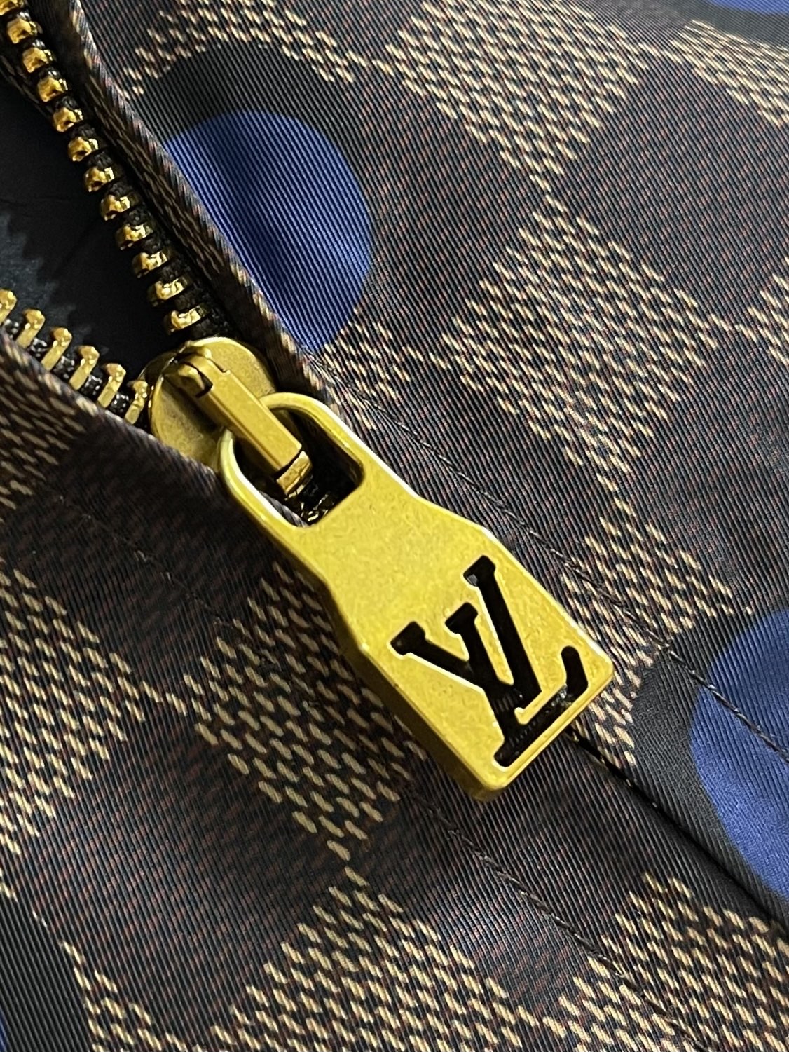 LV 波点棋盘格防风外套，本款防水防风夹克以醒目的 Damier 波尔卡圆点图案点亮夏日造型。科技面料呈