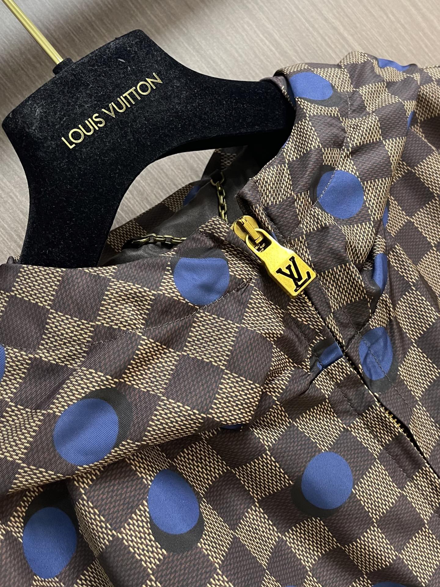 LV 波点棋盘格防风外套，本款防水防风夹克以醒目的 Damier 波尔卡圆点图案点亮夏日造型。科技面料呈