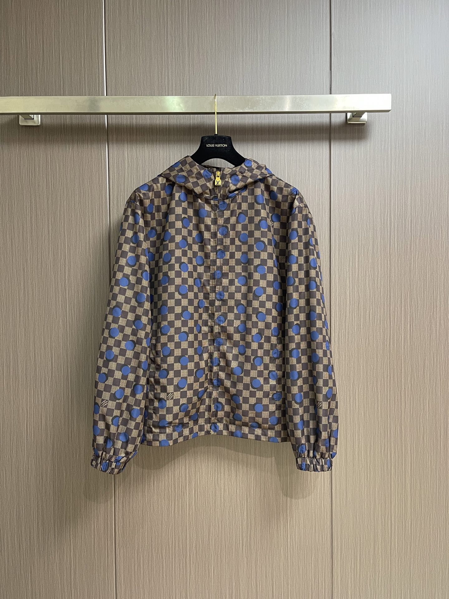 LV 波点棋盘格防风外套，本款防水防风夹克以醒目的 Damier 波尔卡圆点图案点亮夏日造型。科技面料呈