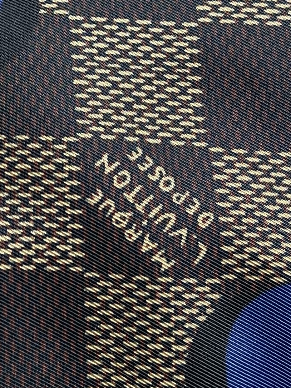 LV 波点棋盘格防风外套，本款防水防风夹克以醒目的 Damier 波尔卡圆点图案点亮夏日造型。科技面料呈