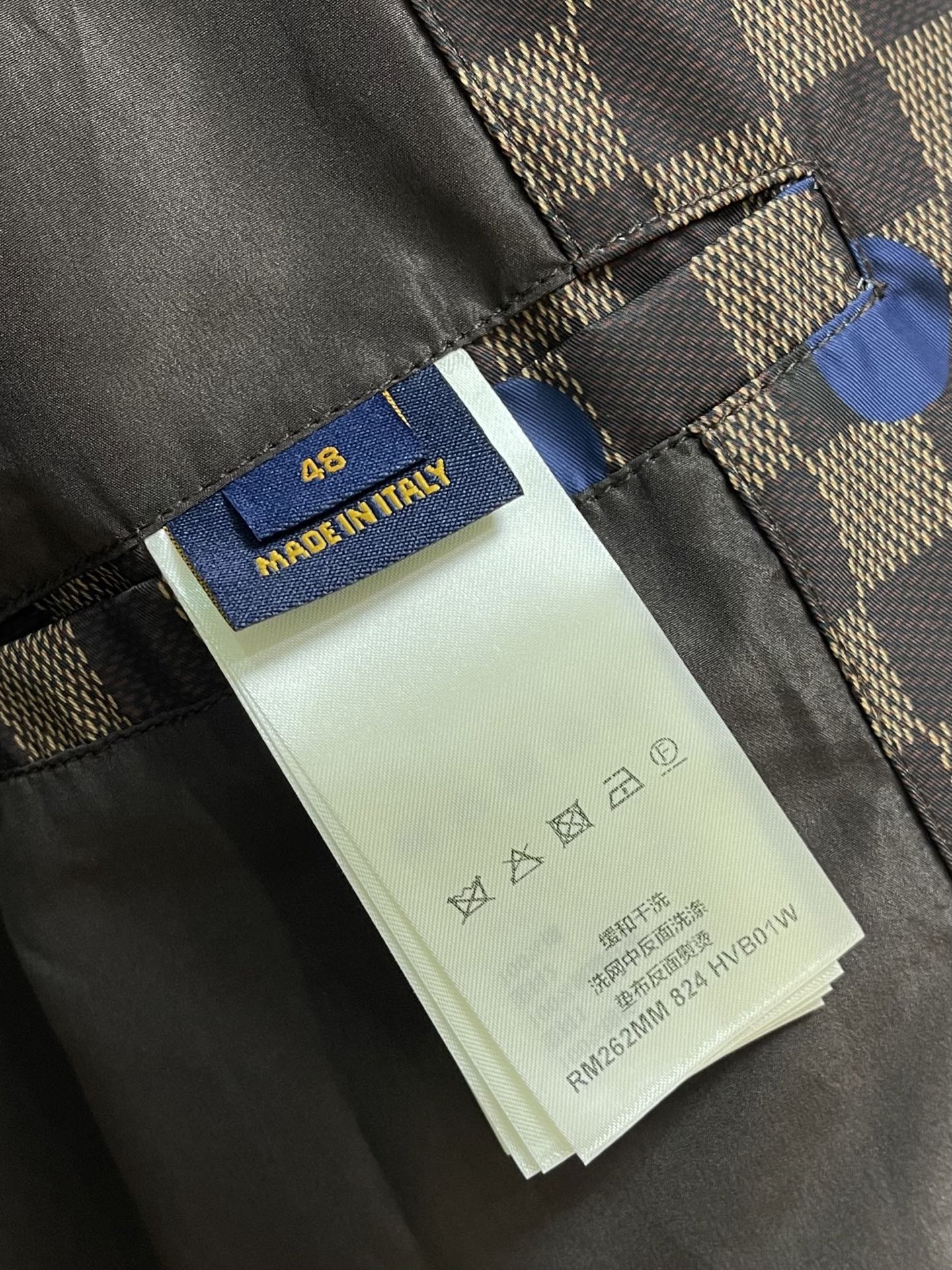 LV 波点棋盘格防风外套，本款防水防风夹克以醒目的 Damier 波尔卡圆点图案点亮夏日造型。科技面料呈