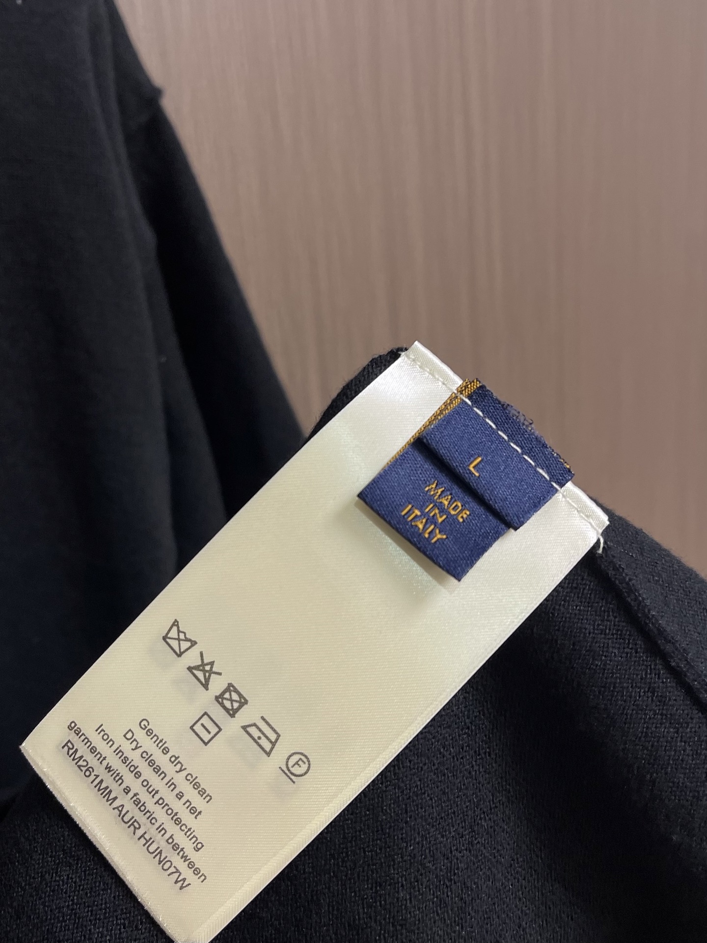 LV 字母拼色嵌花针织短袖T恤，本款LV字母拼色嵌花针织短袖甄选细腻针织面料织造而成，面料触感软糯顺滑，