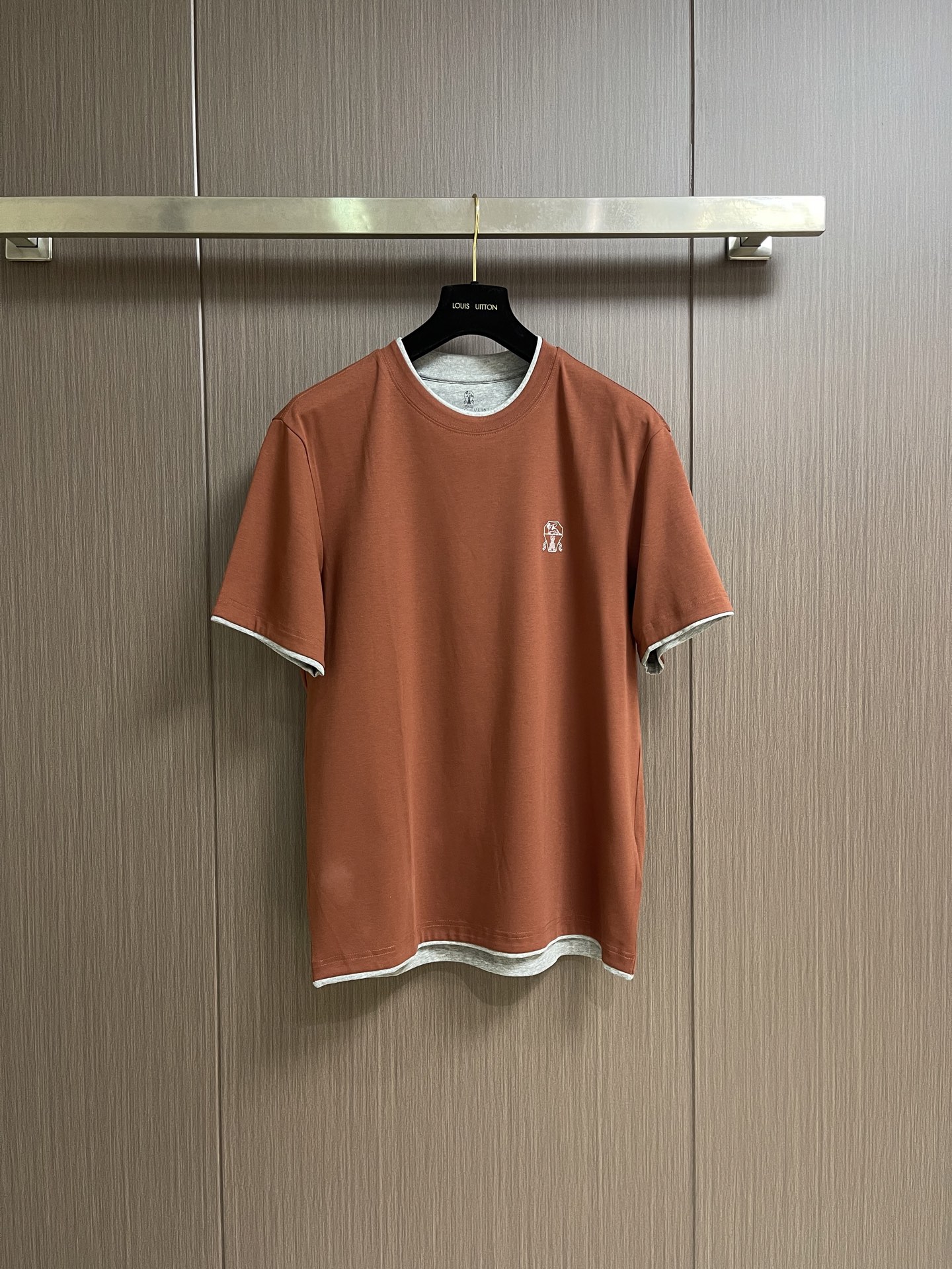 Brunello Cucinelli BC 胸前刺绣品牌标识圆领短袖T恤，2026SS早春新款短袖 男士