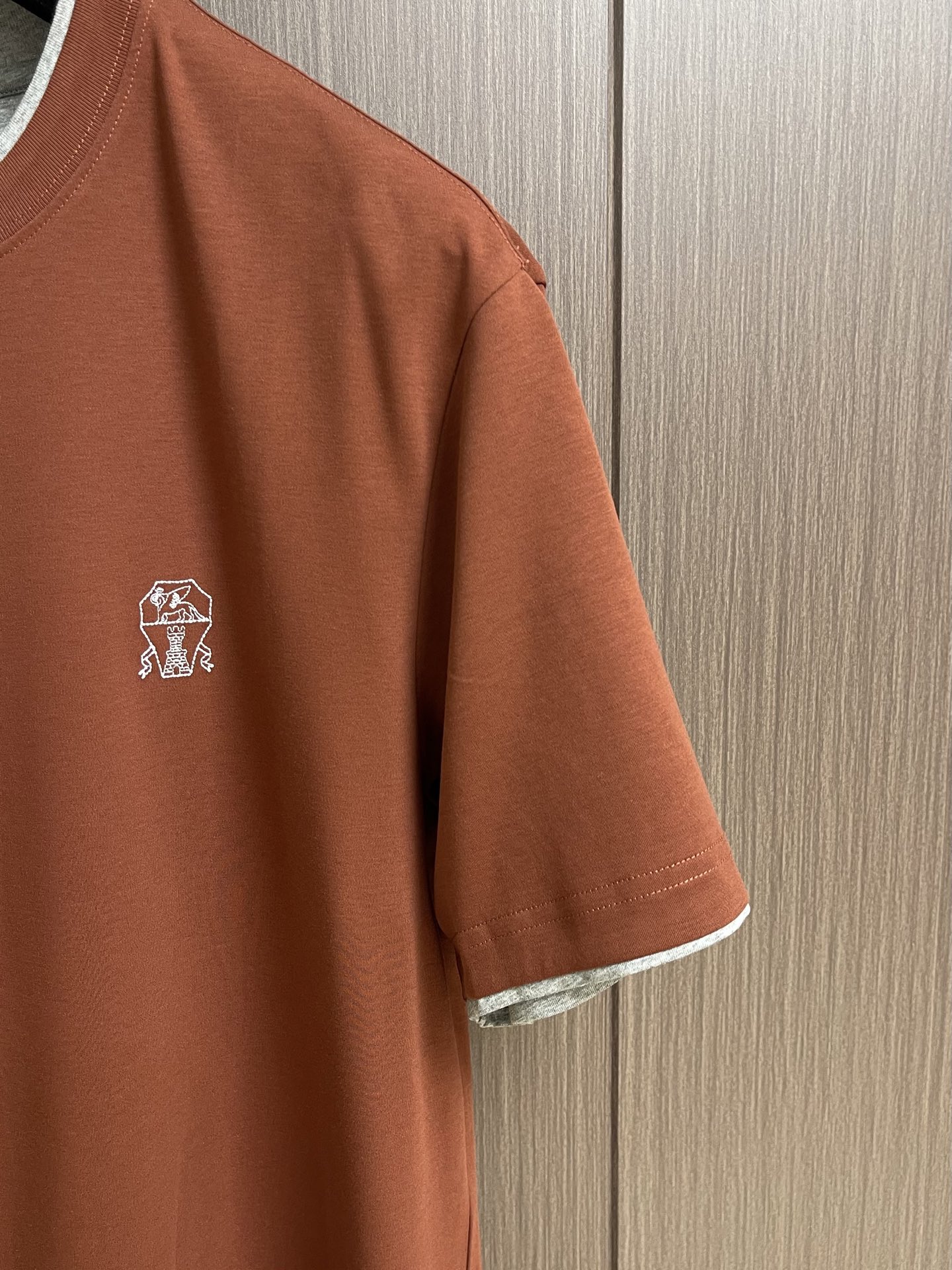 Brunello Cucinelli BC 胸前刺绣品牌标识圆领短袖T恤，2026SS早春新款短袖 男士