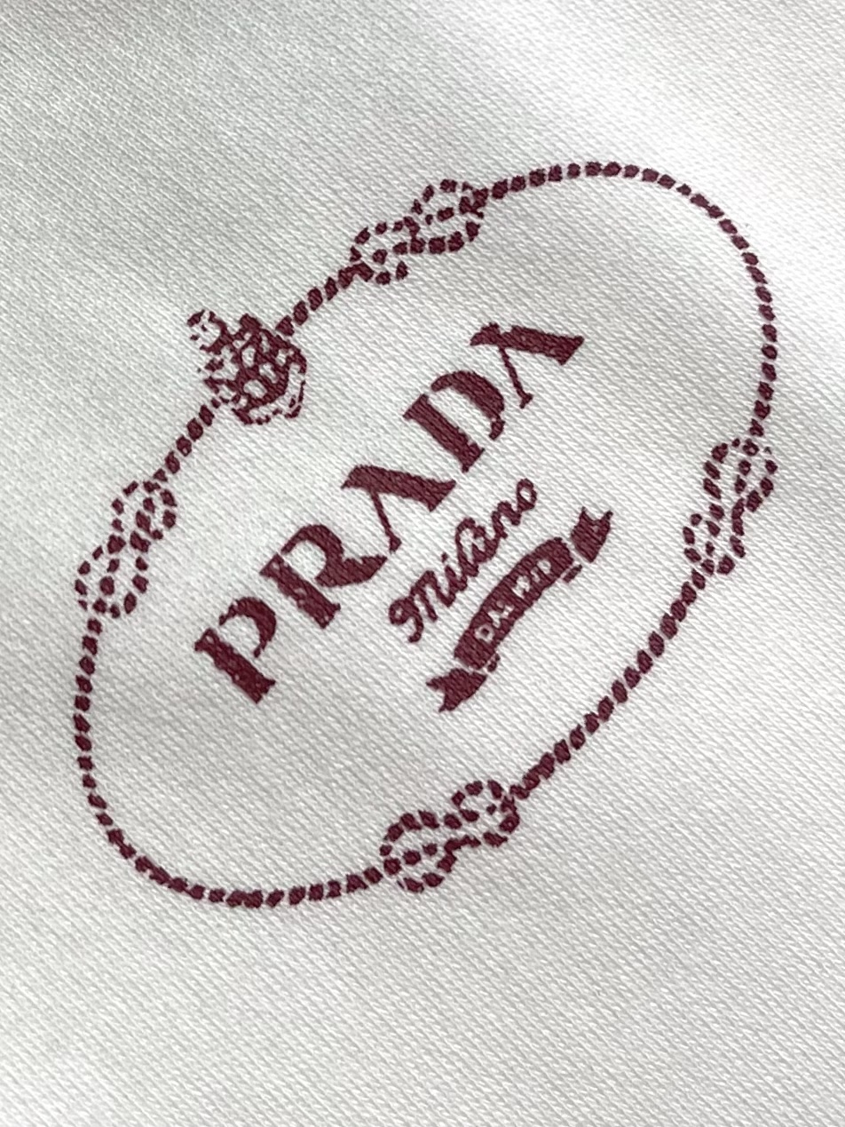 PRADA 前胸口袋印花圆领短袖T恤，面料采用原版一致经酵洗处理的高支重磅纯棉面料，有效软化纤维结构，触