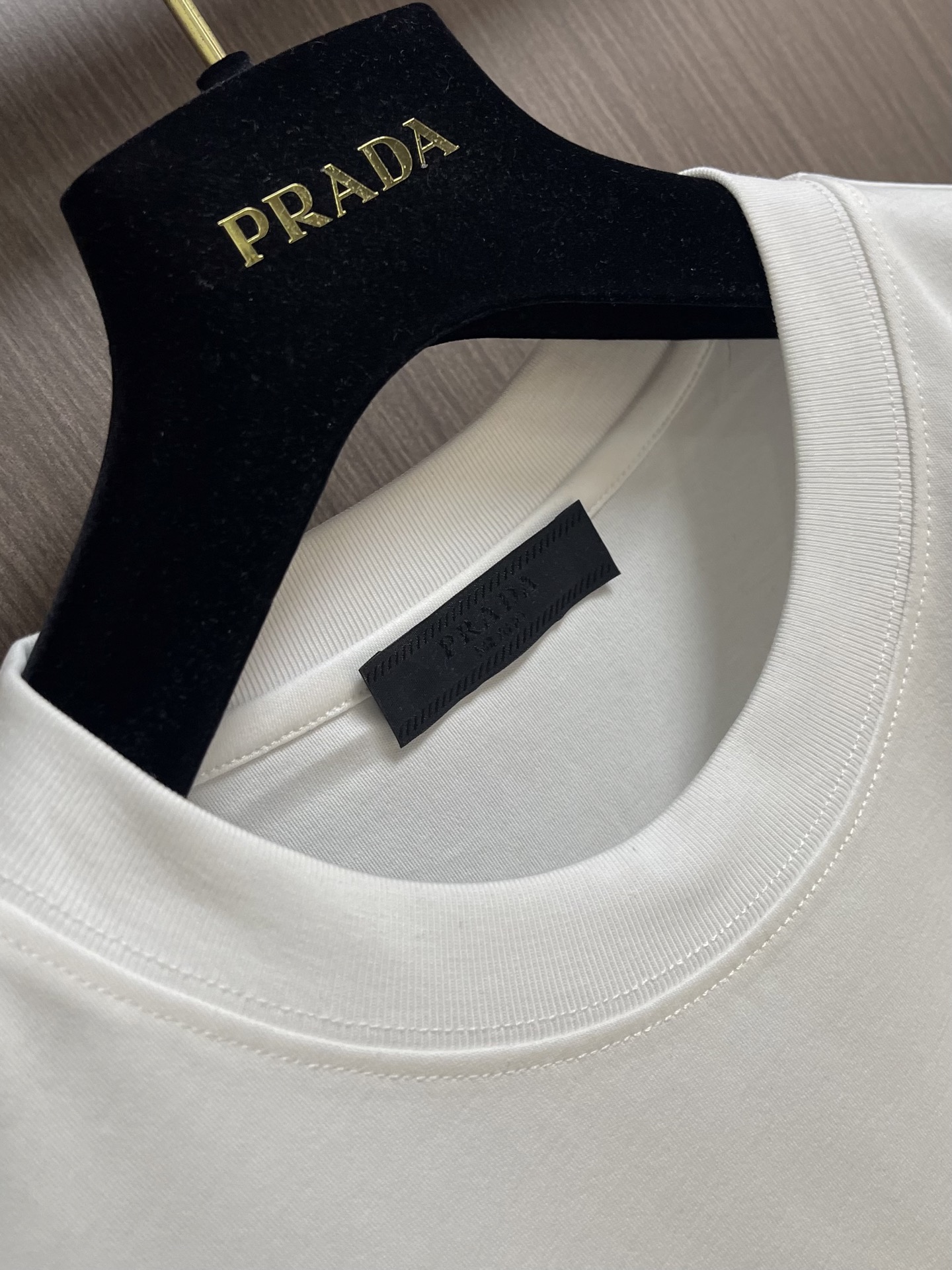 PRADA 前胸口袋印花圆领短袖T恤，面料采用原版一致经酵洗处理的高支重磅纯棉面料，有效软化纤维结构，触