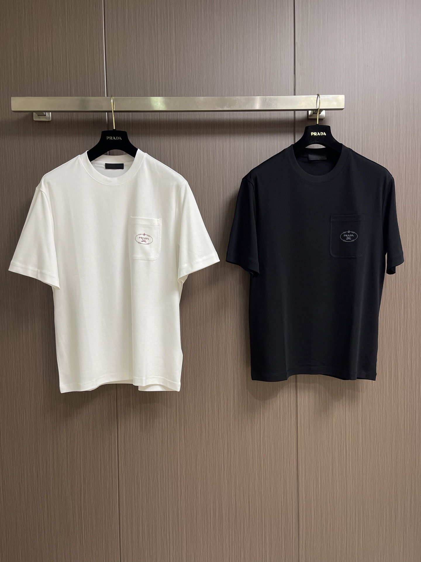 PRADA 前胸口袋印花圆领短袖T恤，面料采用原版一致经酵洗处理的高支重磅纯棉面料，有效软化纤维结构，触