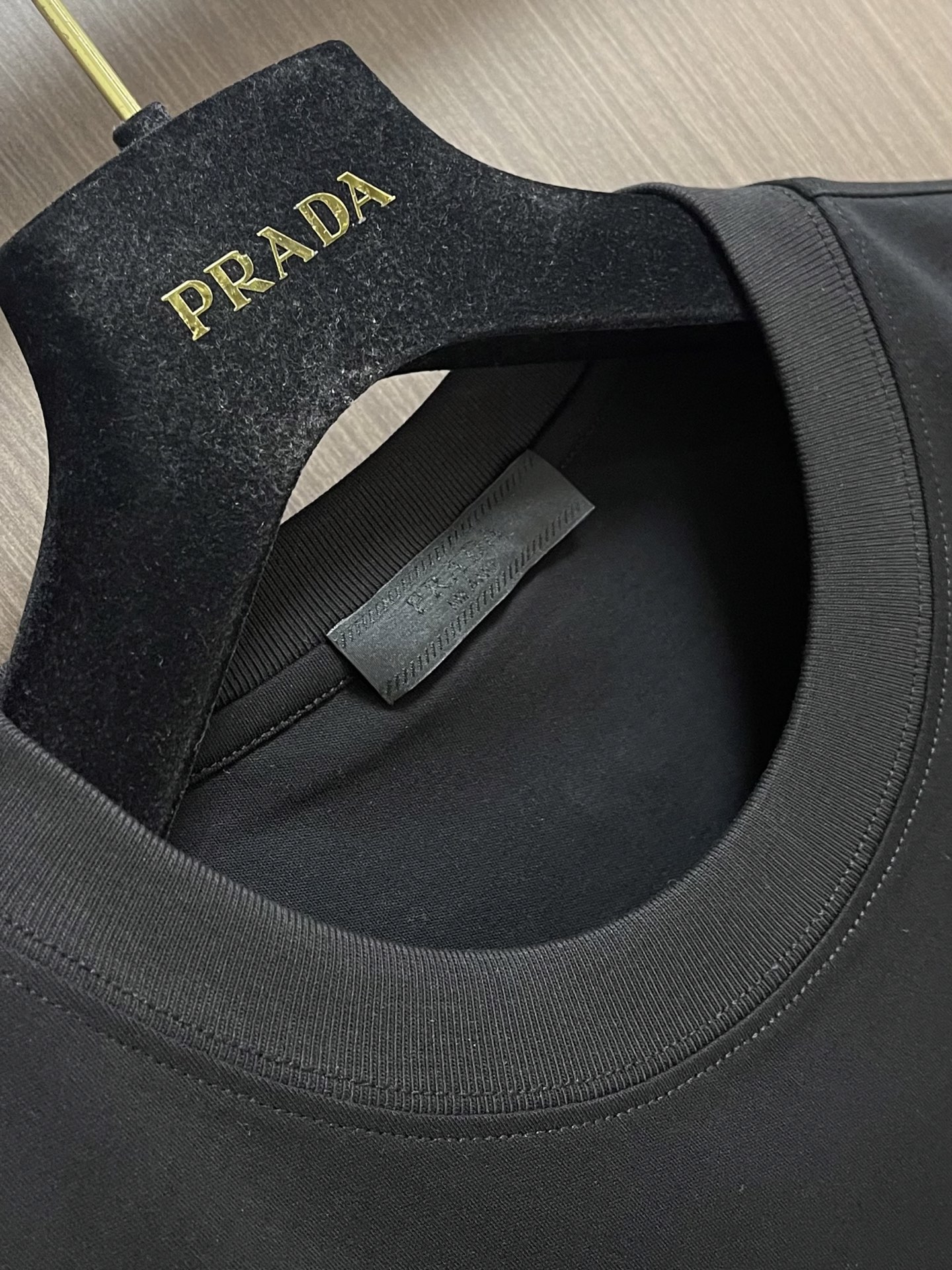 PRADA 前胸口袋印花圆领短袖T恤，面料采用原版一致经酵洗处理的高支重磅纯棉面料，有效软化纤维结构，触