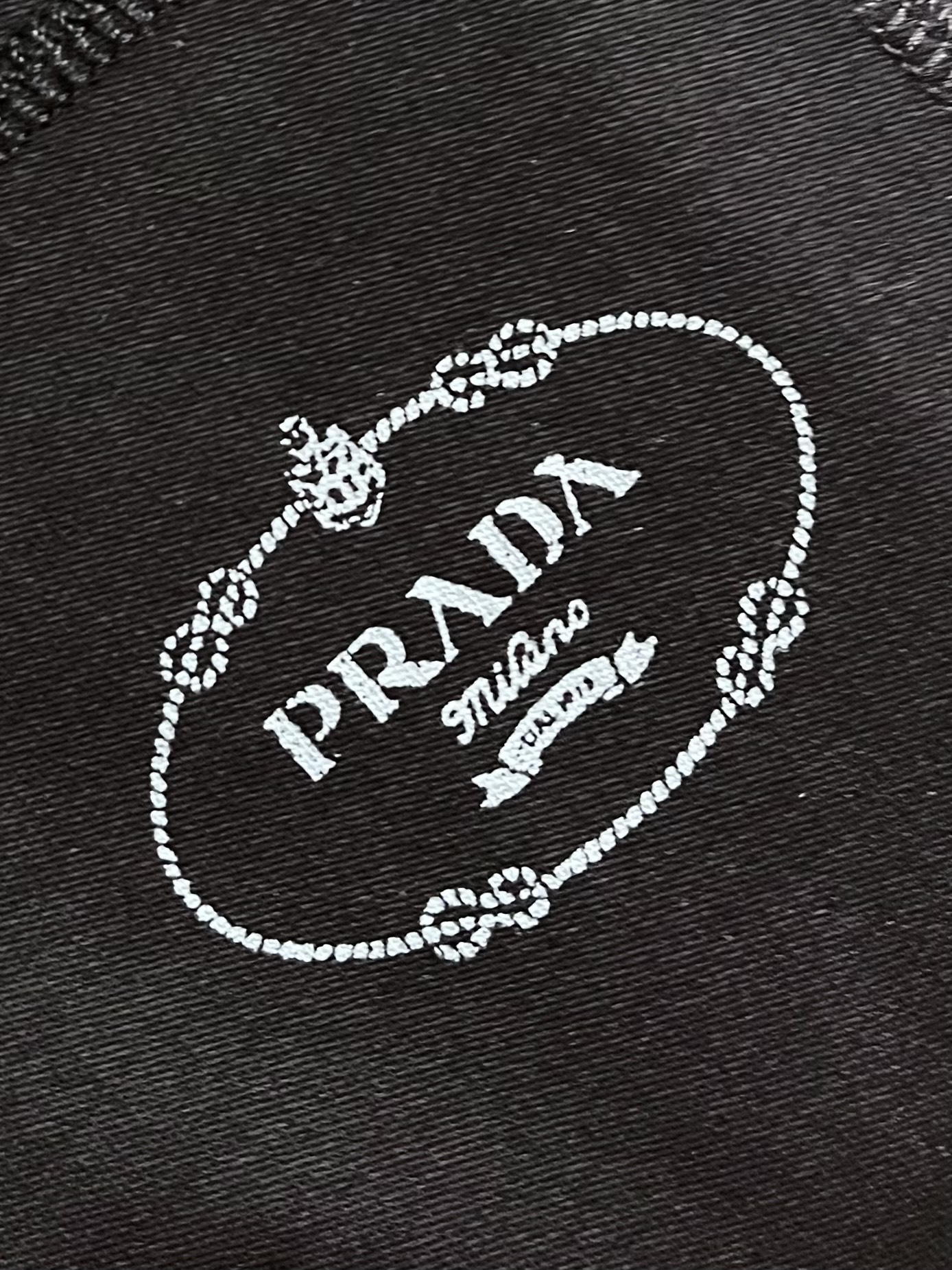 PRADA 前胸口袋印花圆领短袖T恤，面料采用原版一致经酵洗处理的高支重磅纯棉面料，有效软化纤维结构，触