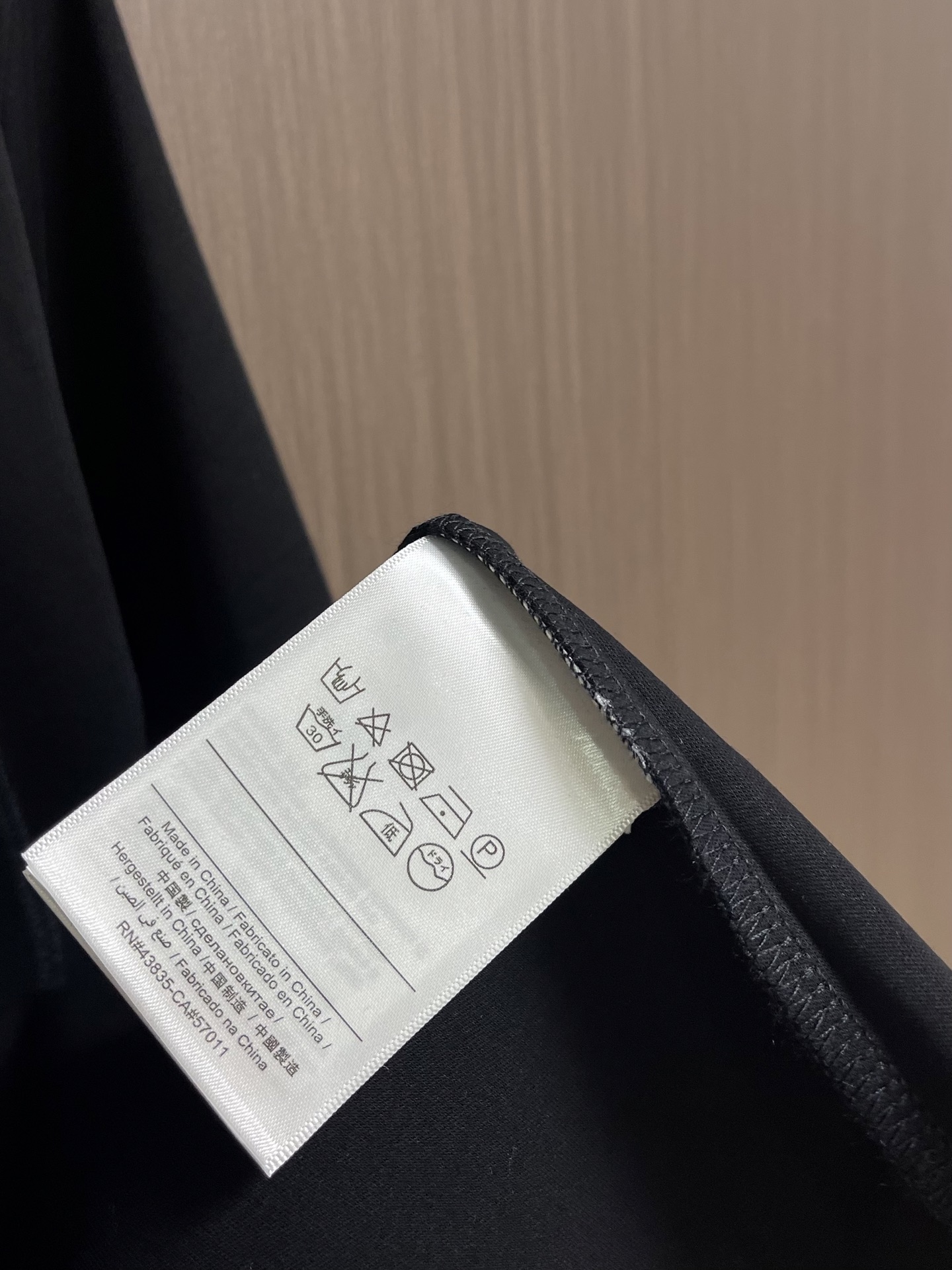 PRADA 前胸口袋印花圆领短袖T恤，面料采用原版一致经酵洗处理的高支重磅纯棉面料，有效软化纤维结构，触