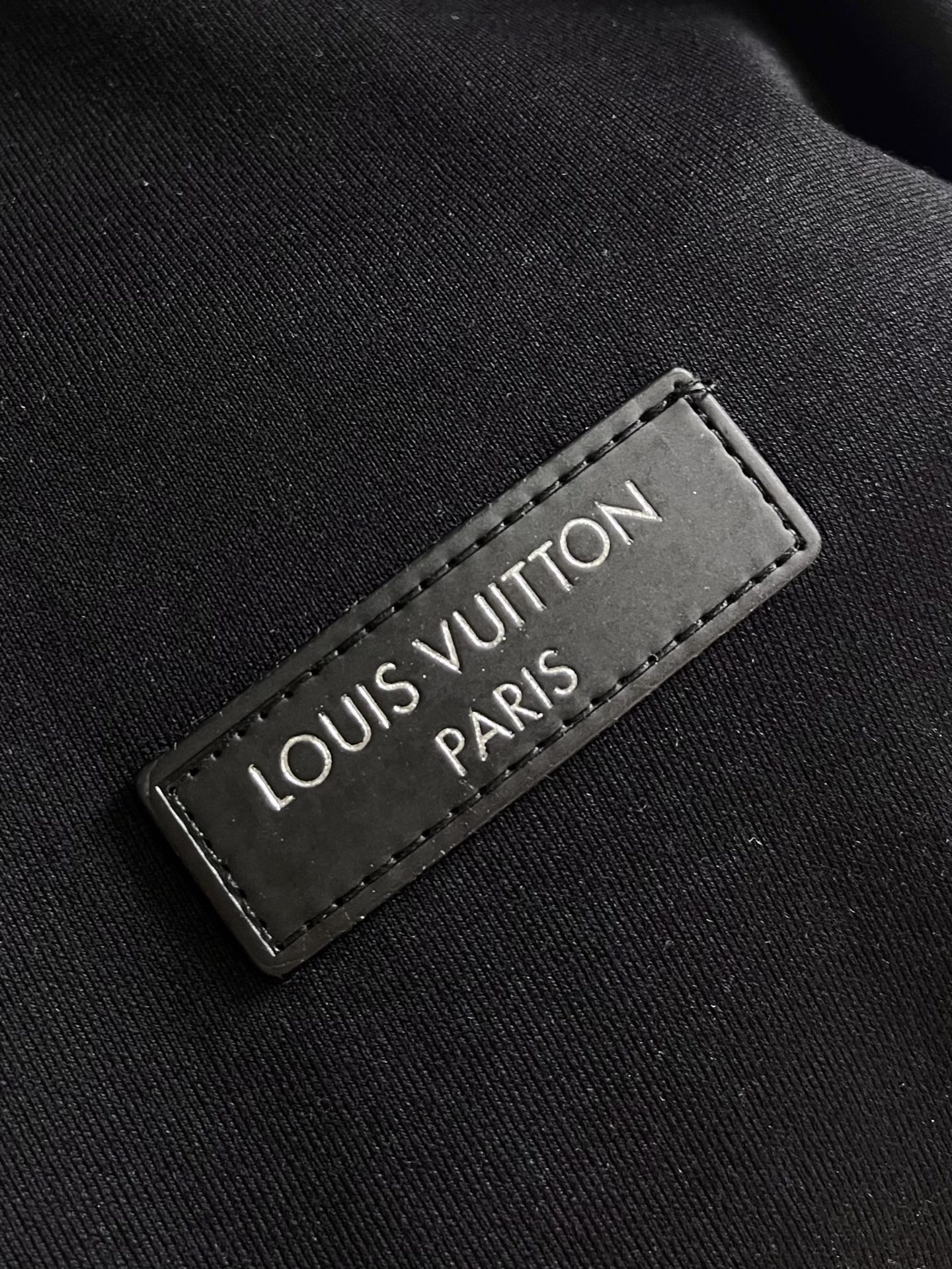 LV 皮标刺绣针织短袖T恤，采用进口定制高支精梳棉混纺针织面料，经过多道预缩水处理与丝光工艺处理，质地细