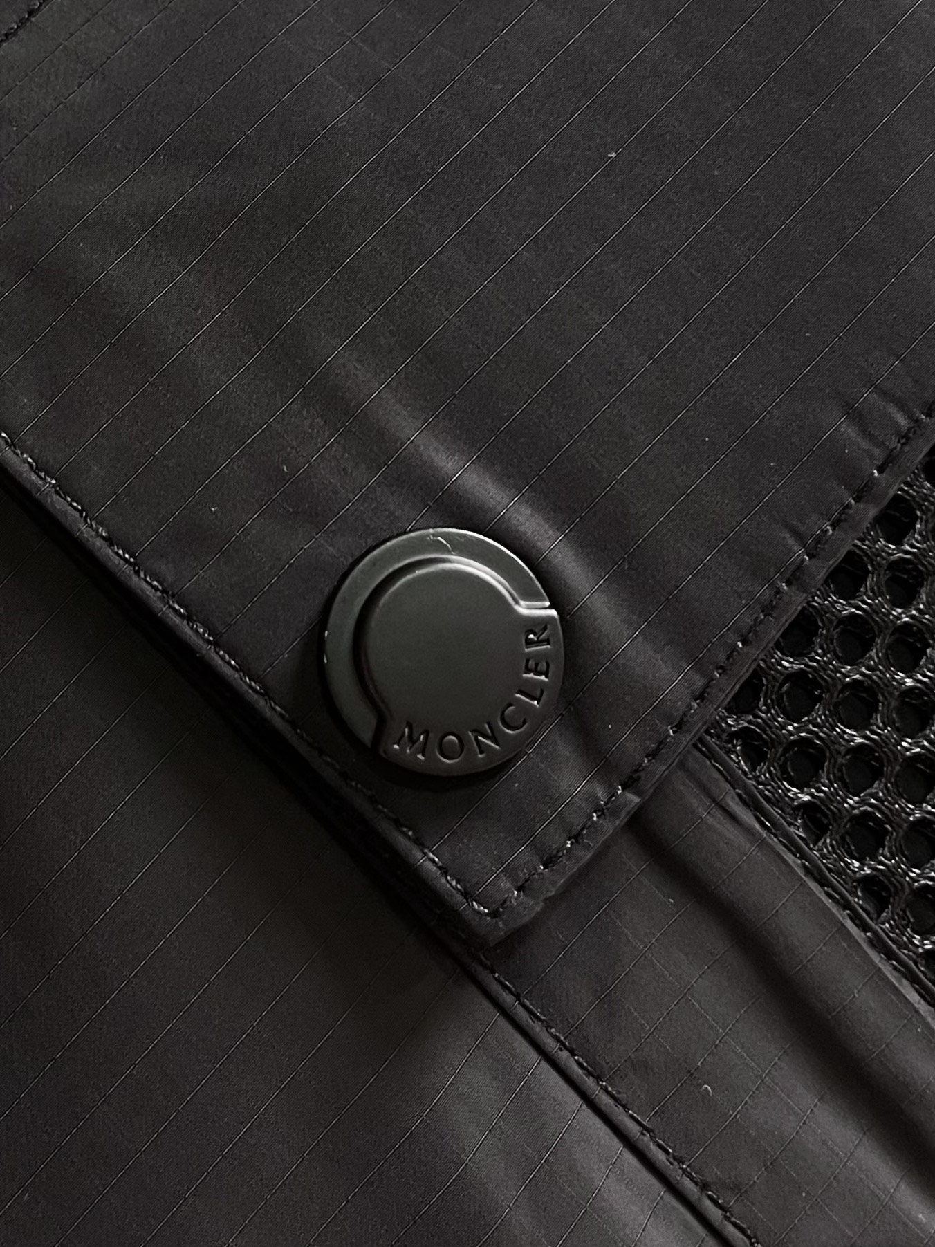 Moncler 标识贴袋短袖衬衫，定制岩雾轻韧机能纺 防水速干 挺括轻盈 衣身铺展石灰岩棕 温润沉敛 气