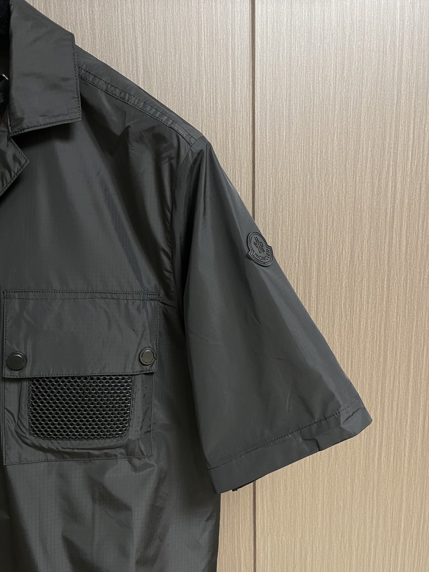 Moncler 标识贴袋短袖衬衫，定制岩雾轻韧机能纺 防水速干 挺括轻盈 衣身铺展石灰岩棕 温润沉敛 气