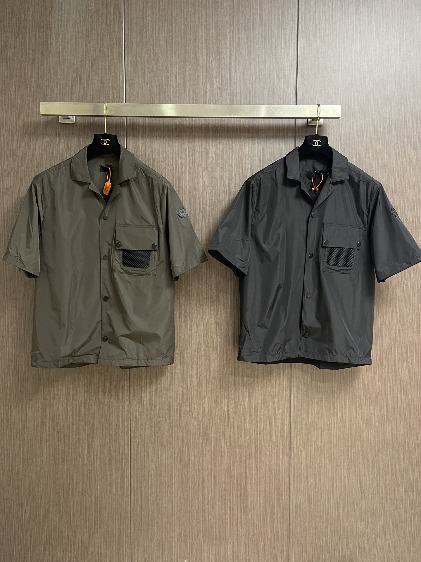 Moncler 标识贴袋短袖衬衫，定制岩雾轻韧机能纺 防水速干 挺括轻盈 衣身铺展石灰岩棕 温润沉敛 气