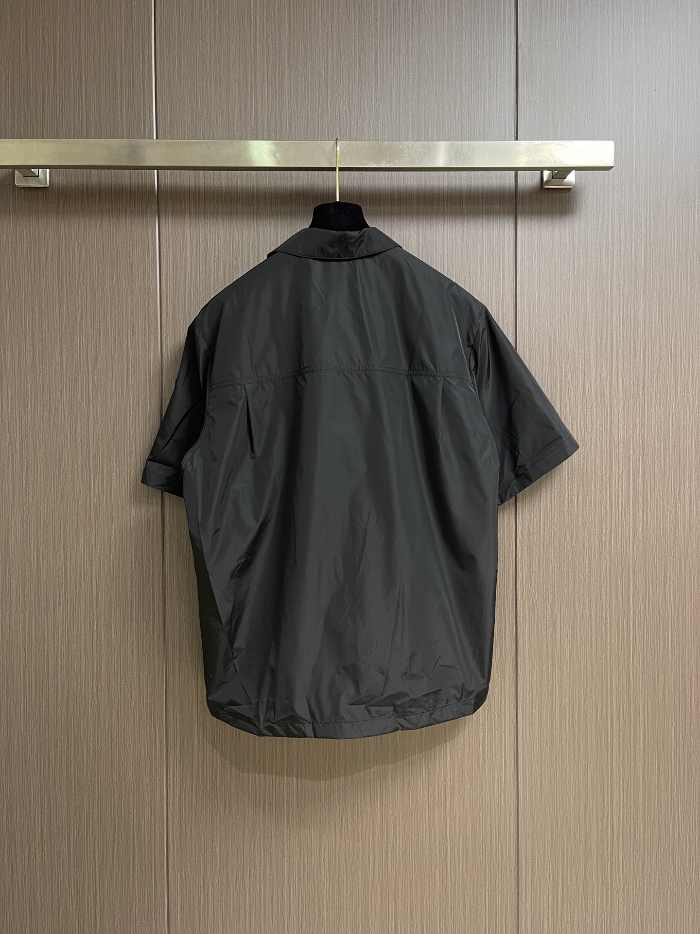 Moncler 标识贴袋短袖衬衫，定制岩雾轻韧机能纺 防水速干 挺括轻盈 衣身铺展石灰岩棕 温润沉敛 气
