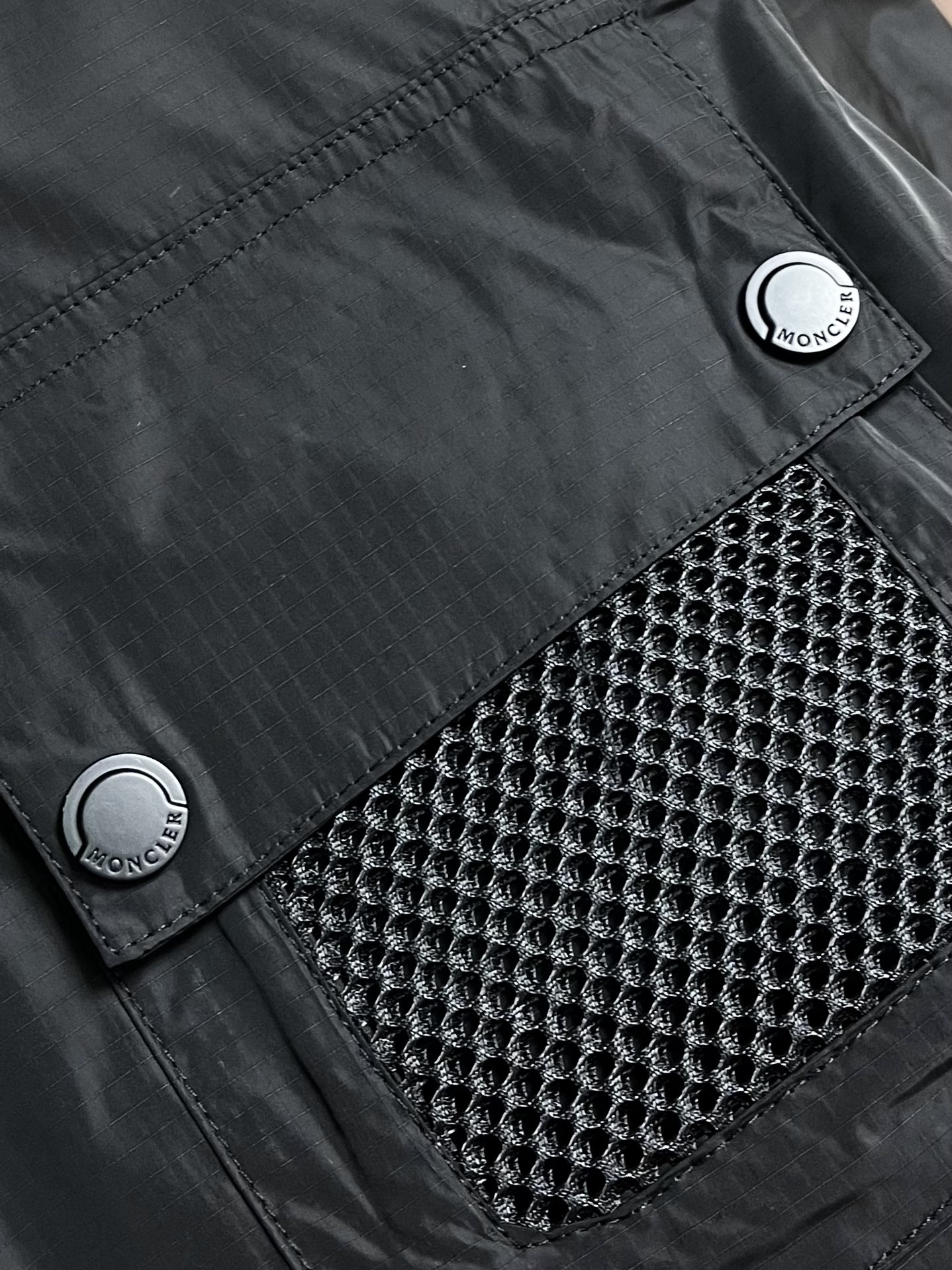 Moncler 标识贴袋短袖衬衫，定制岩雾轻韧机能纺 防水速干 挺括轻盈 衣身铺展石灰岩棕 温润沉敛 气
